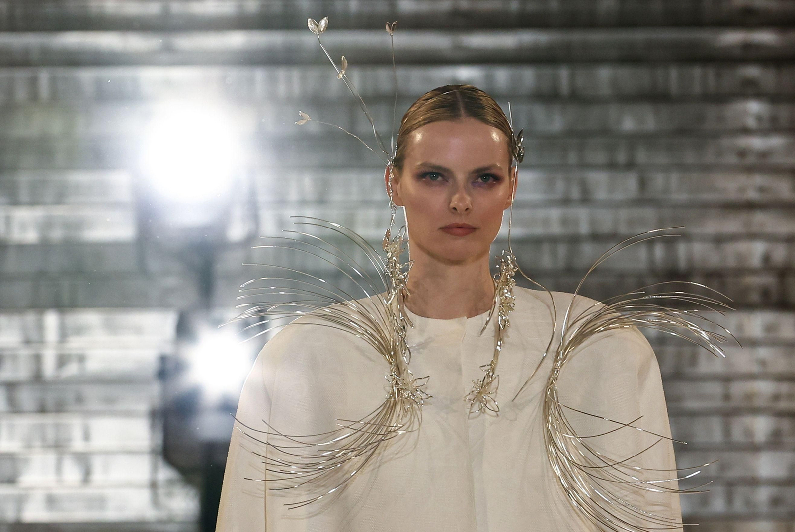 Juana Martín presenta su colección 'La Rosée' en la pasarela de Alta Costura de París, en imágenes