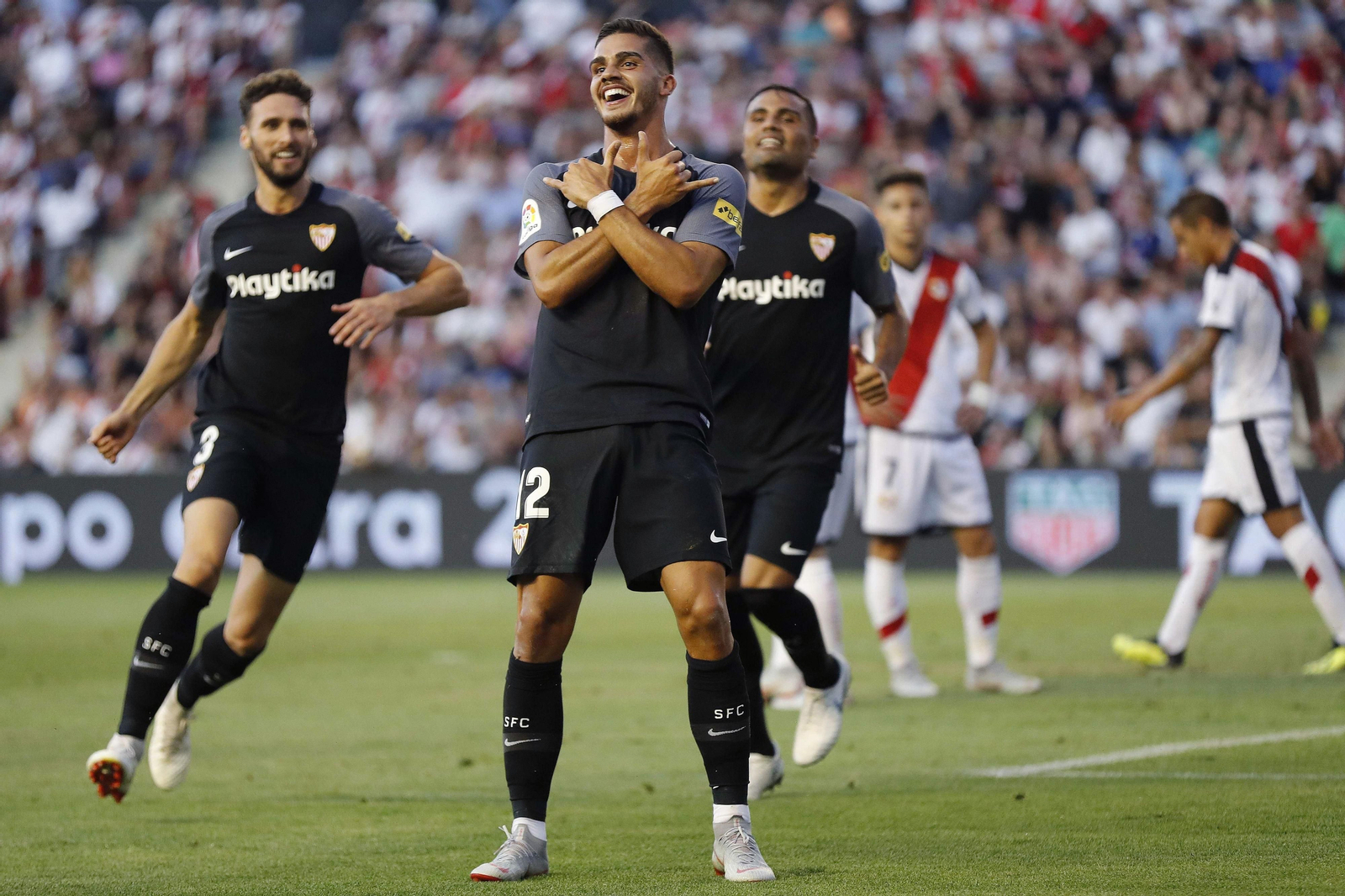 Andre Silva celebra su segundo gol.