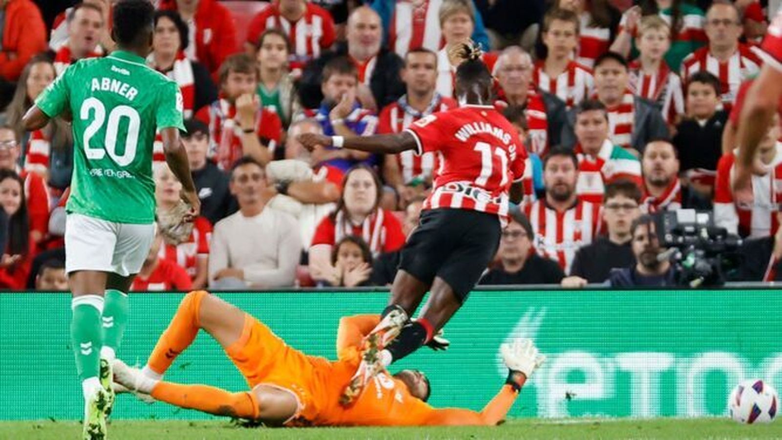 Nico Williams cae ante Rui Silva en el primer penalti contra el Betis.