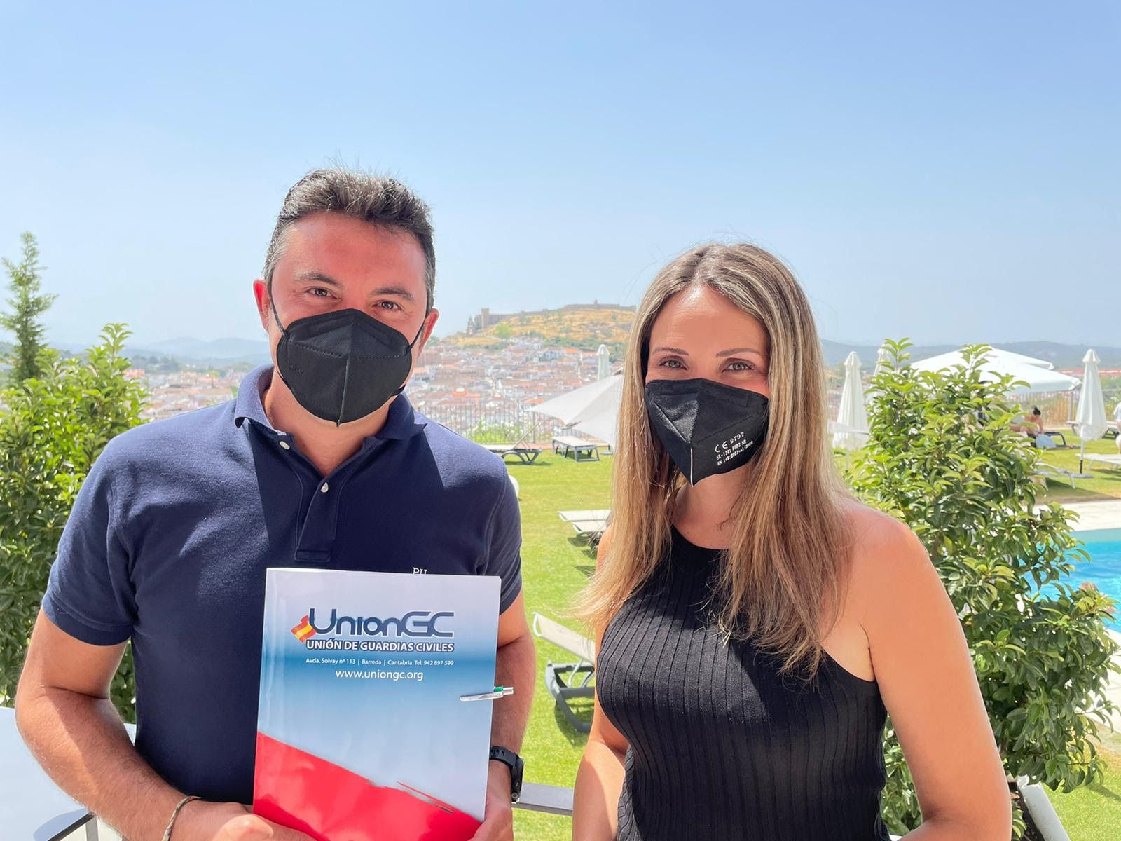 La senadora María Ponce junto al representante Asociación Unificada de Guardias Civiles