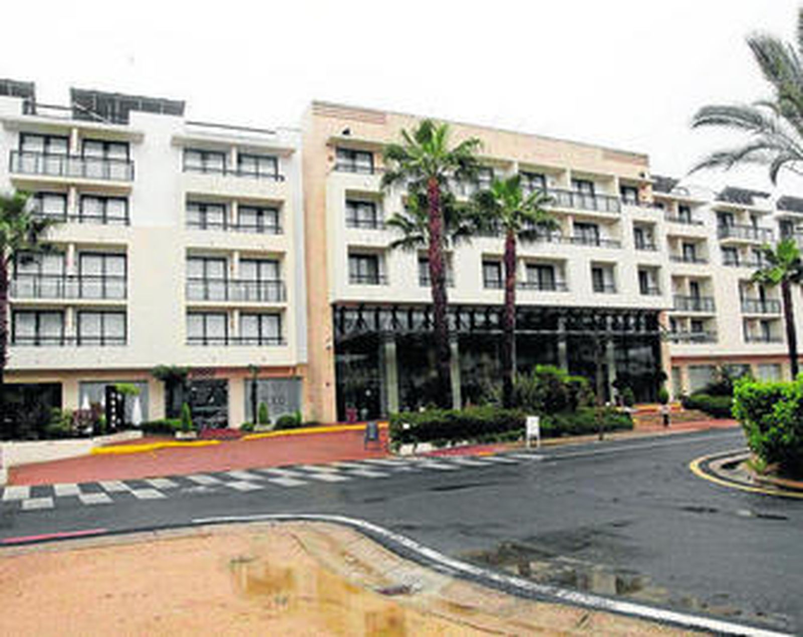 Entrada y fachada principal del hotel Oasis de Islantilla.