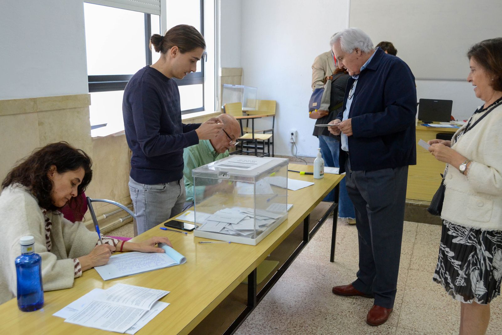 Fotos: así está votando Granada en el inicio de las elecciones municipales 2023