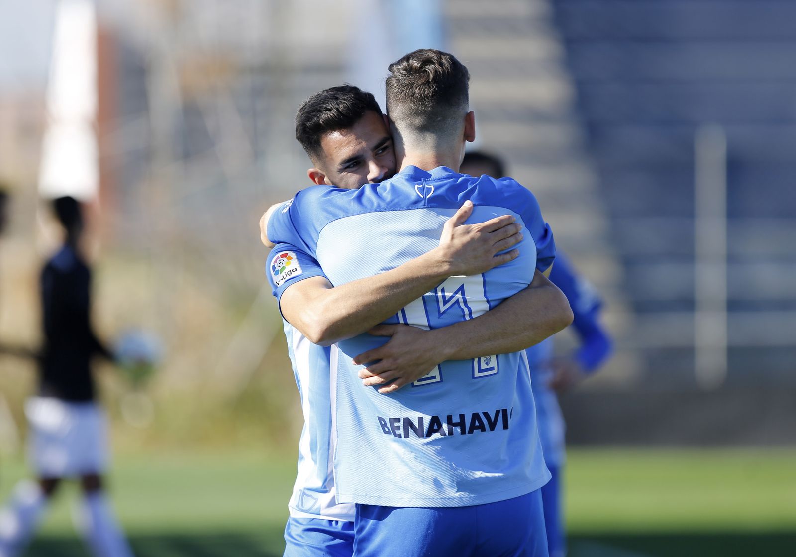 Jack Harper (de espaldas) abraza a Nané García en el 1-0 de ayer.