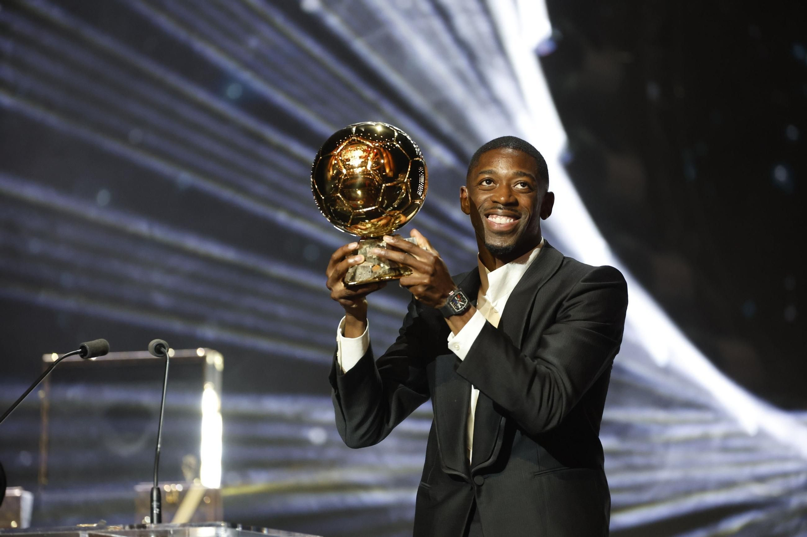 Ousmane Dembélé muestra orgulloso su Balón de Oro.
