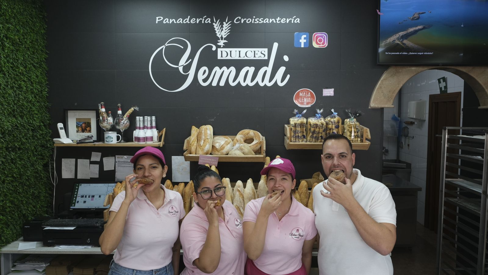 Gran variedad de dulces en Yemadi, en el barrio de Nueva Andalucía de Almería