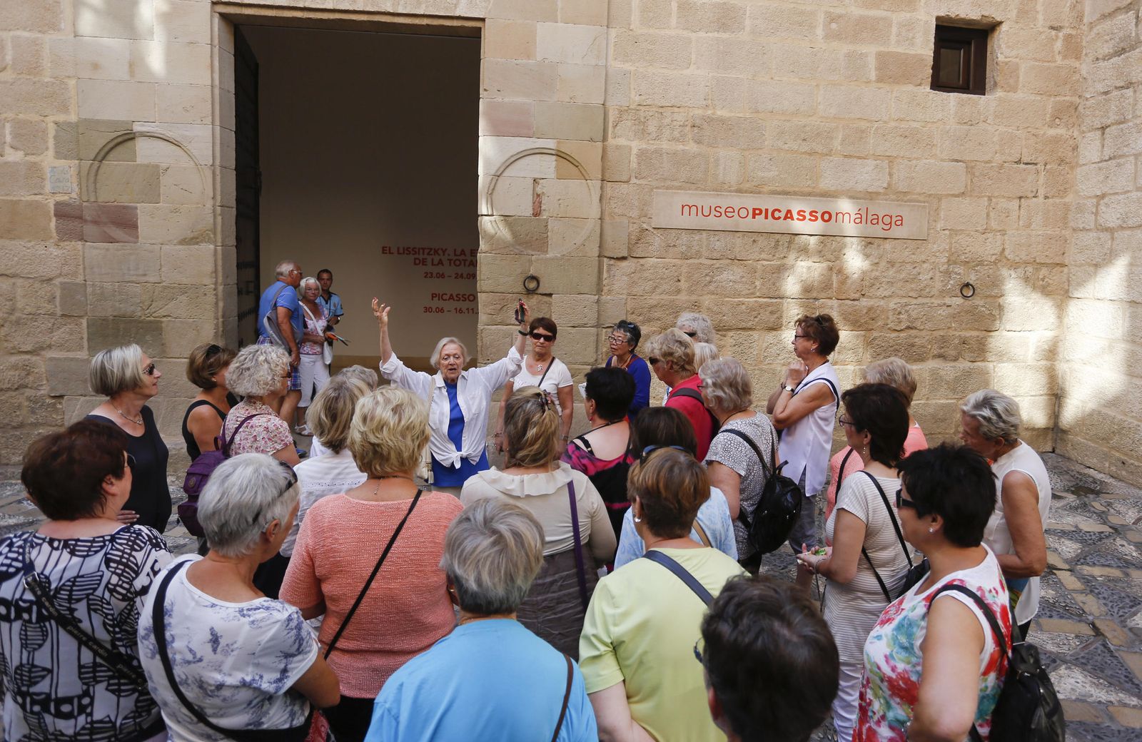 Un grupo de turistas en la puerta del Museo Picasso Málaga.