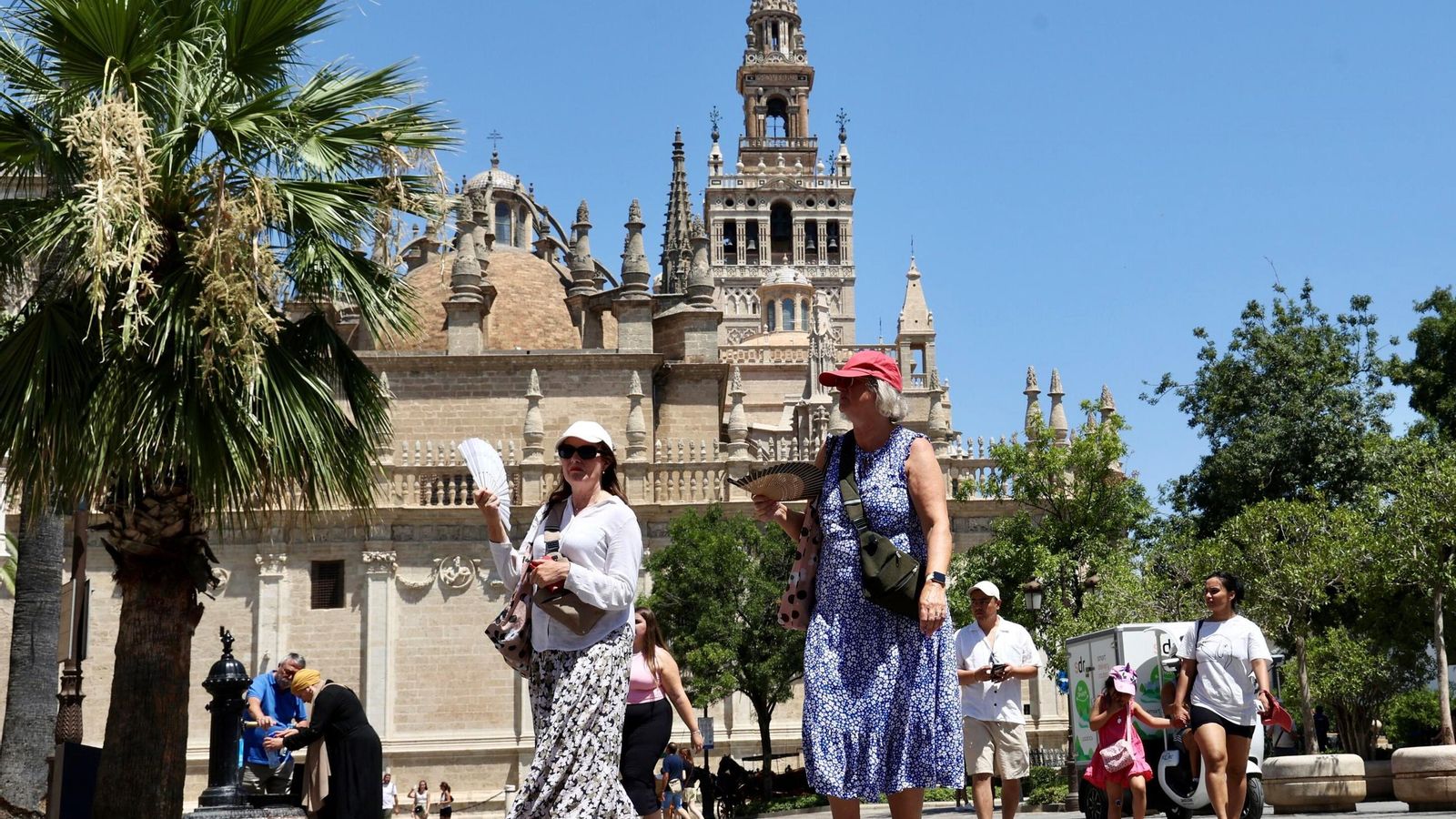 Varios turistas pasean por delante de la Catedral, sirviéndose de abanicos y botellas de agua para protegerse del calor. Varios turistas pasean por delante de la Catedral, sirviéndose de abanicos y botellas de agua para protegerse del calor.