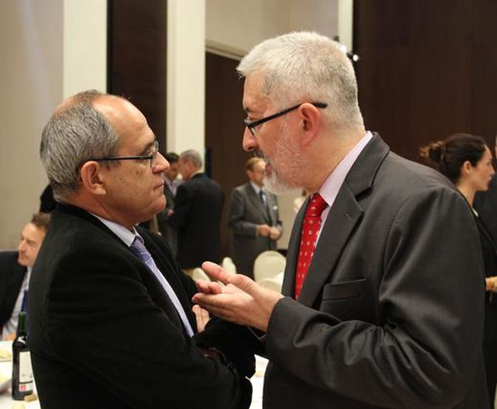 José Luis Rocha, viceconsejero de Hacienda, con el parlamentario andaluz y ex consejero de Economía Antonio Ávila.