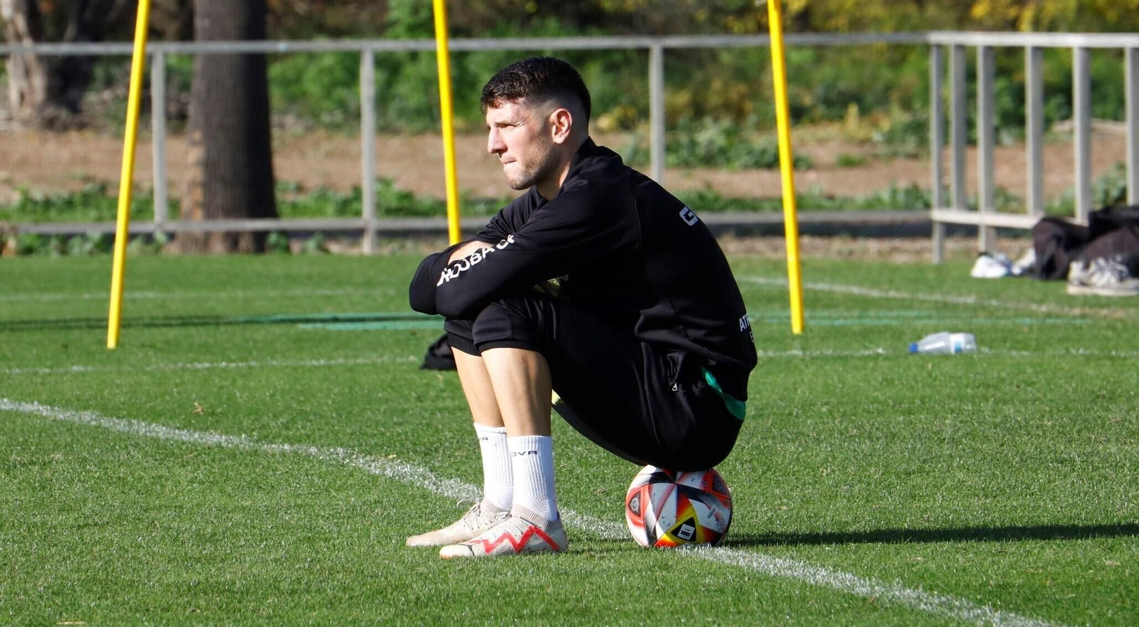 Alberto Toril observa el entrenamiento del Córdoba CF tras ejercitarse al margen.
