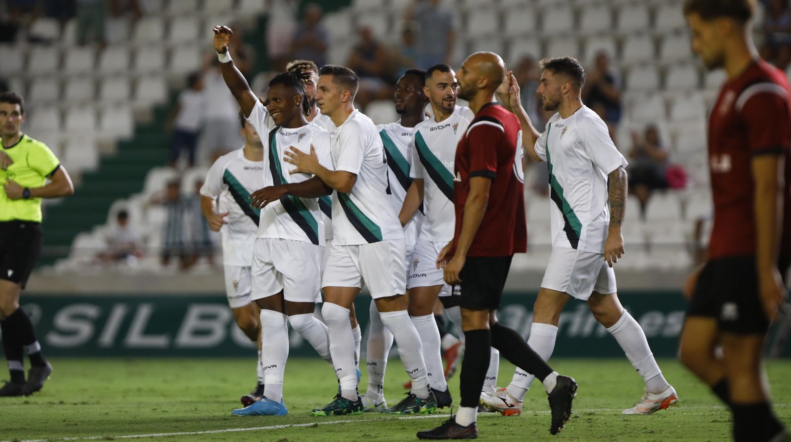 Los jugadores del Córdoba celebran un gol.