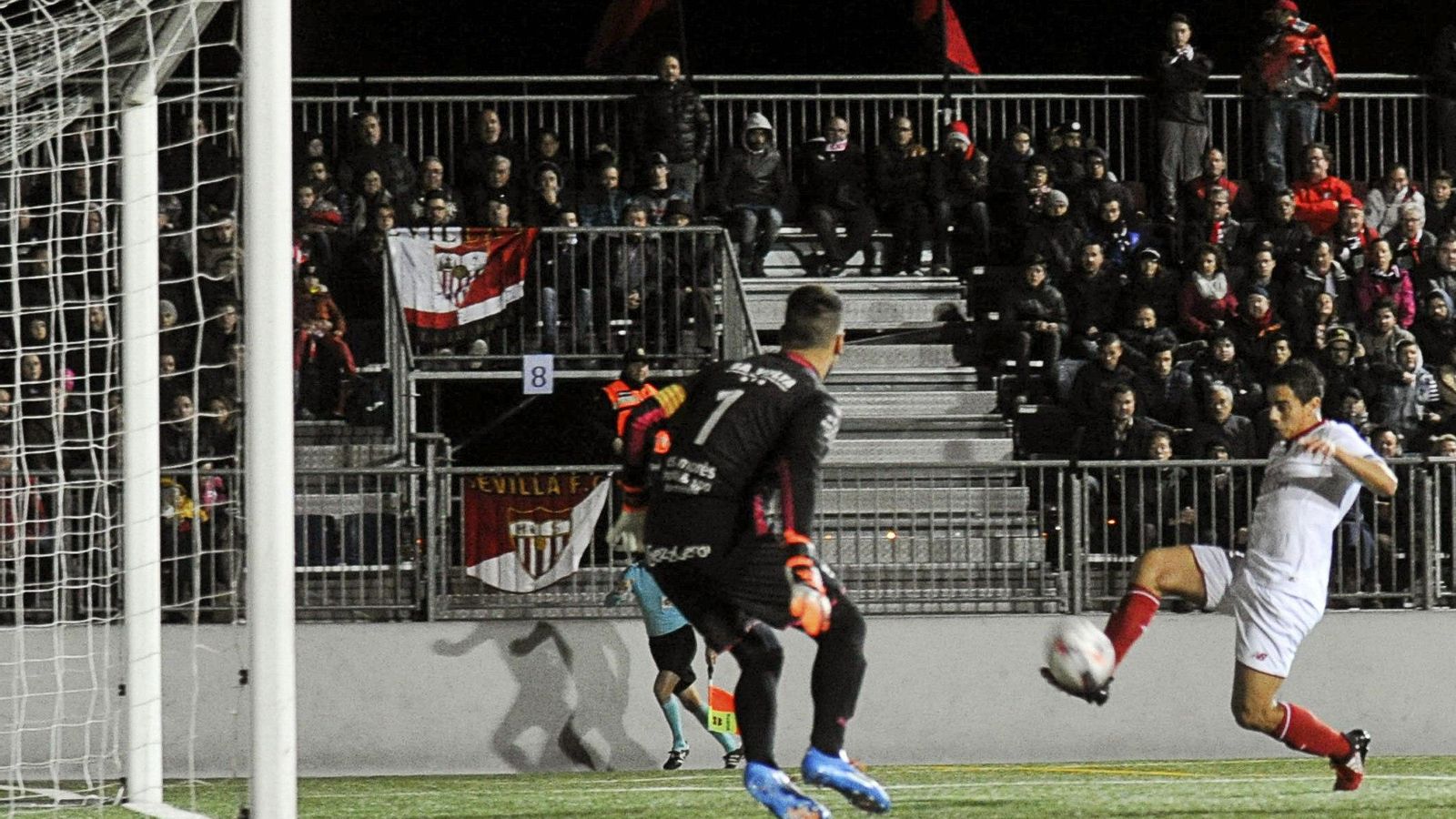 Ben Yedder remata solo ante el portero.