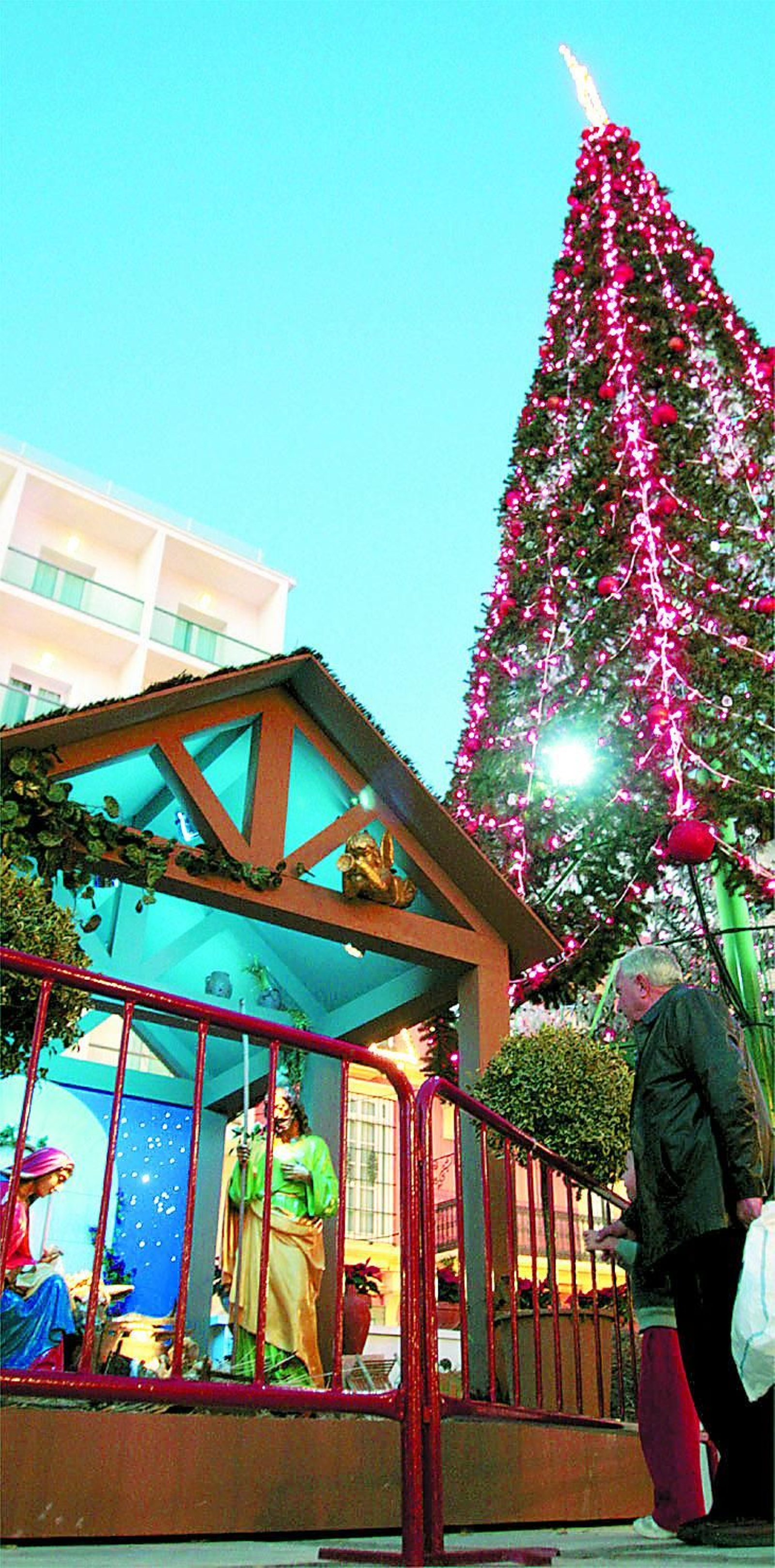 Navidad de 2006: el belén junto al árbol de Navidad