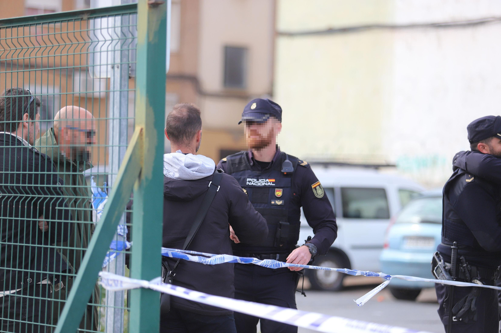 Imágenes del atrincherado que amenazaba con hacer estallar una bombona en el Torrejón, Huelva