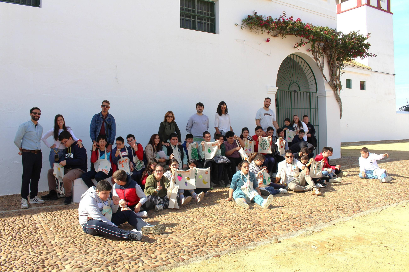 Jóvenes con discapacidad aprenden sobre dieta mediterránea en la Hacienda Guzmán.