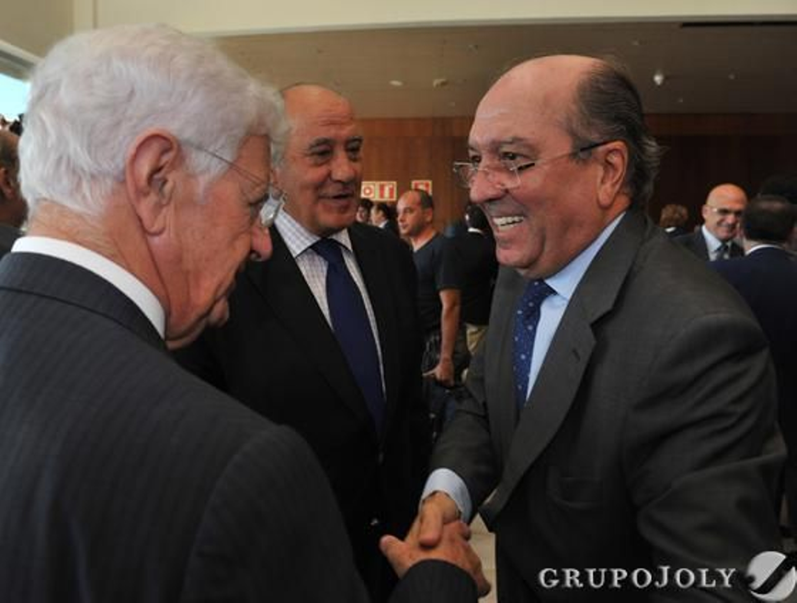 Juan Reguera, director territorial de La Caixa en Andalucía Occidental, saluda a José Luis Sánchez Domínguez, presidente de Sando, en presencia del empresario taurino Ramón Valencia.

Foto: Victoria Hidalgo / Juan Carlos Vazquez