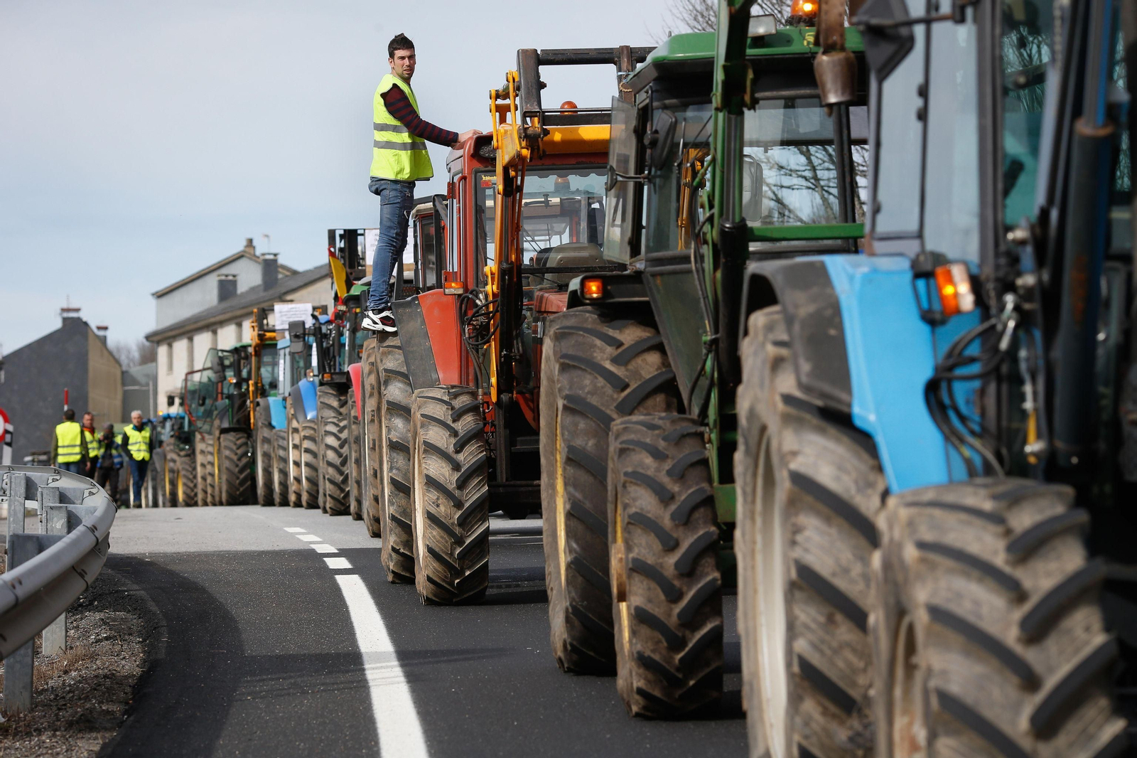 Fila de tractores en la provincia de Lugo