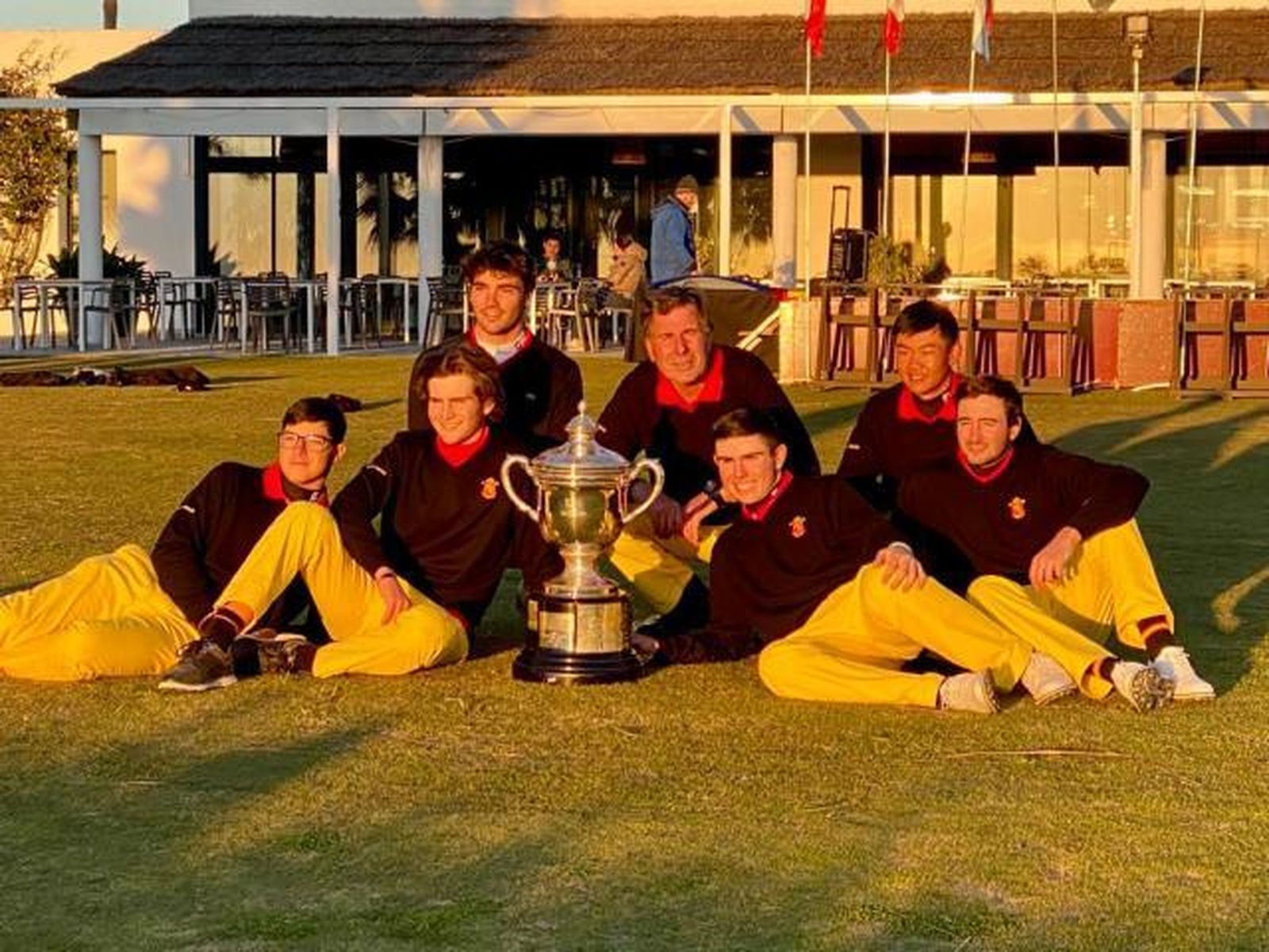 El equipo español, con el trofeo de campeón
