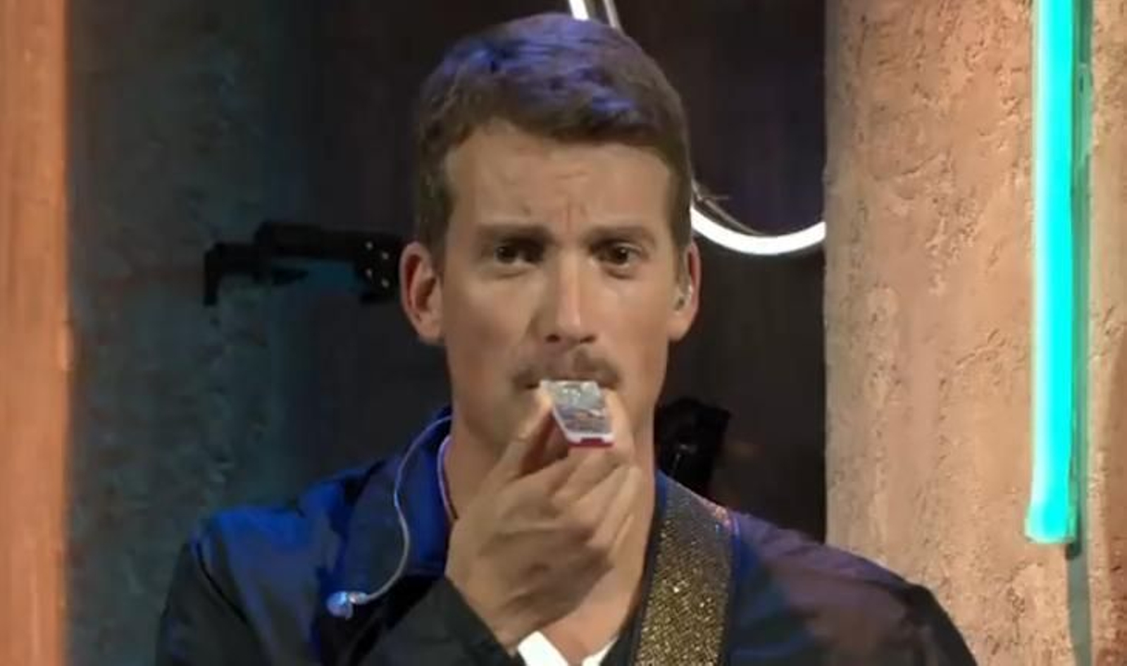 Grison en el momento en el que toca el pito de caña