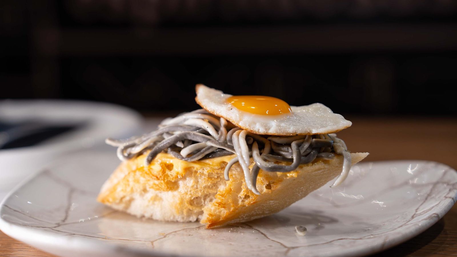 Las gulas al ajillo con huevo de codorniz.