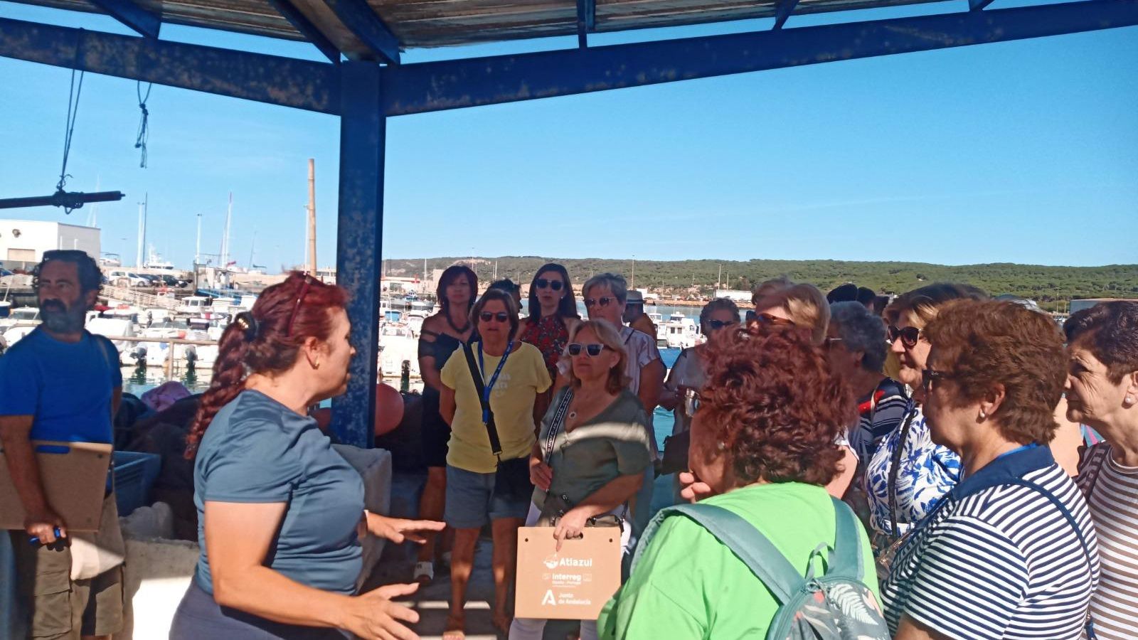 Dori Iglesias ofrece explicaciones al grupo turístico en el litoral jandeño en una de sus rutas
