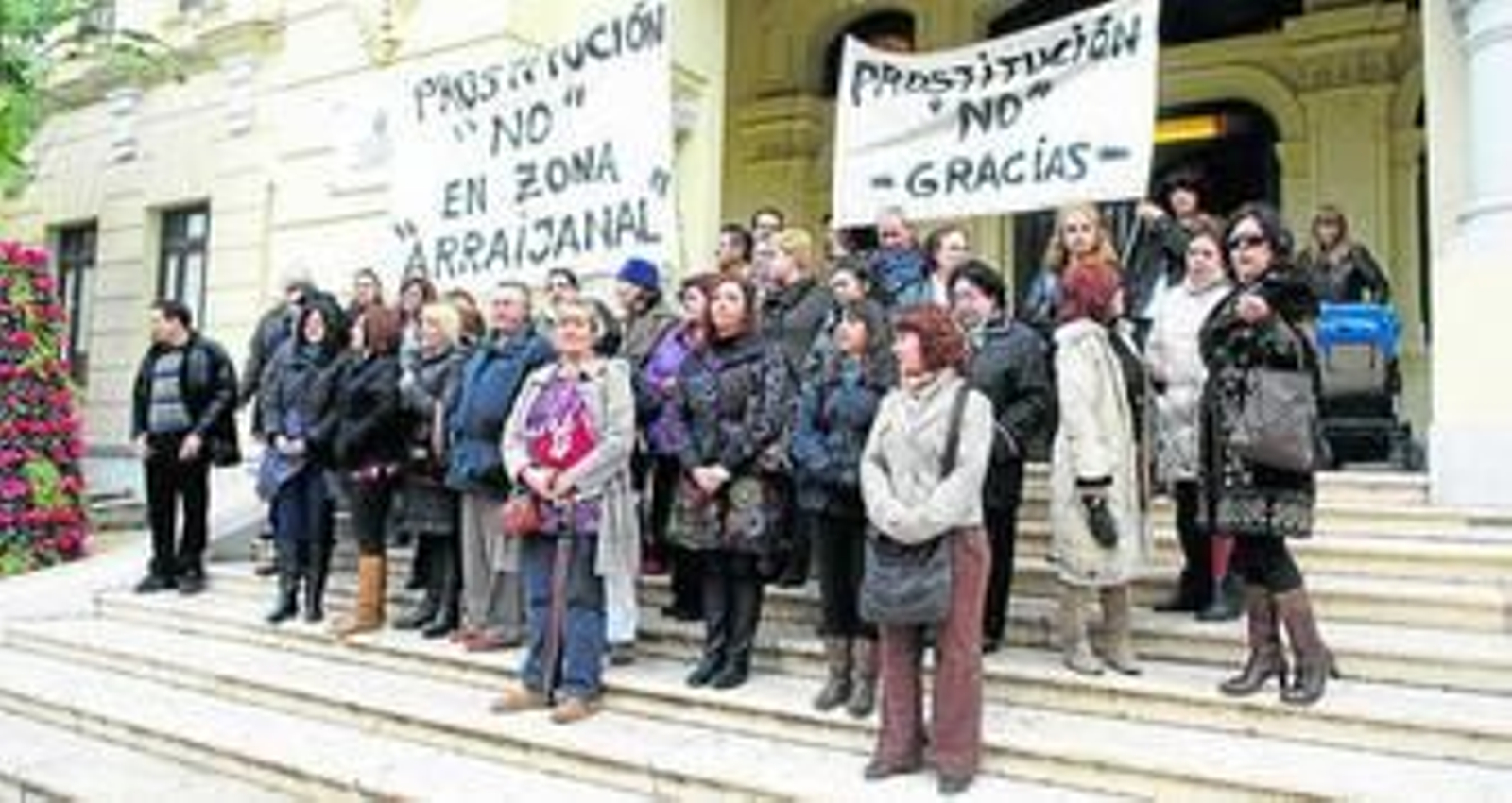 Los vecinos de Guadalmar y de San Julián, ayer, a las puertas del Ayuntamiento.