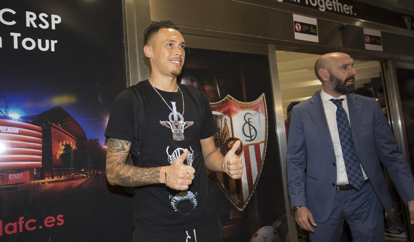 Lucas Ocampos, recibido por Monchi en el aeropuerto de San Pablo.