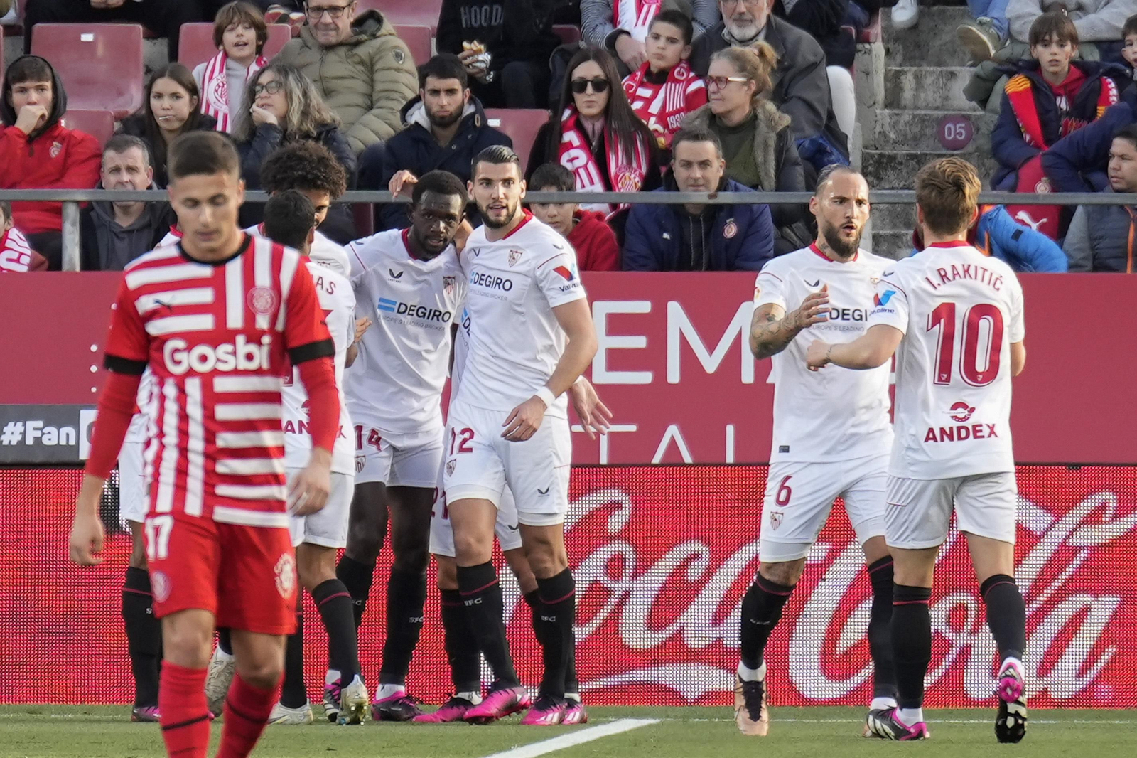 El Sevilla celebra el gol de Nianzou.