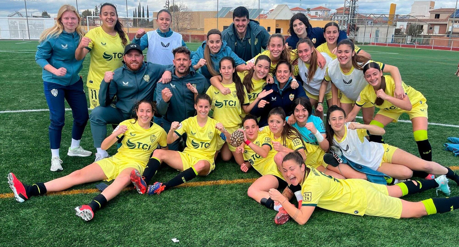 Las almerienses celebran sobre el terreno de juego su victoria de este domingo frente al Arenas de Armilla.