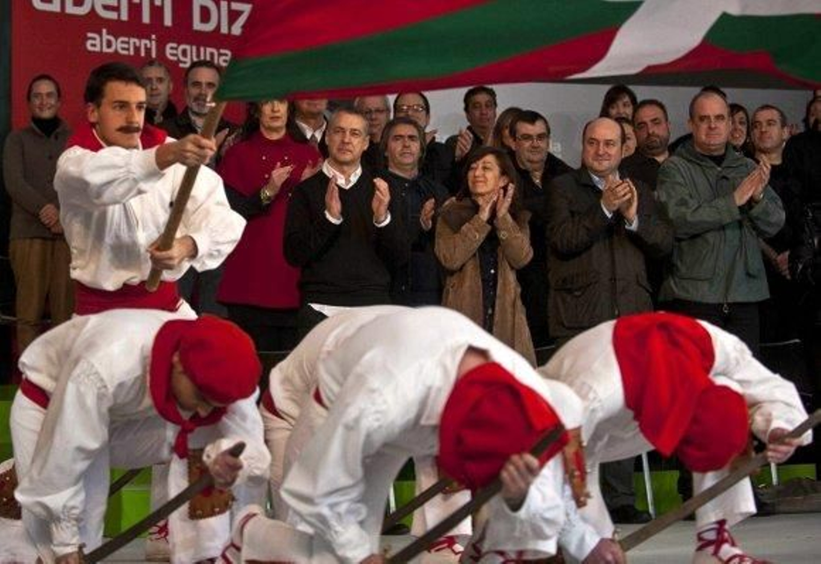 El PNV insta a Rajoy a "moverse" y la izquierda abertzale pide independencia