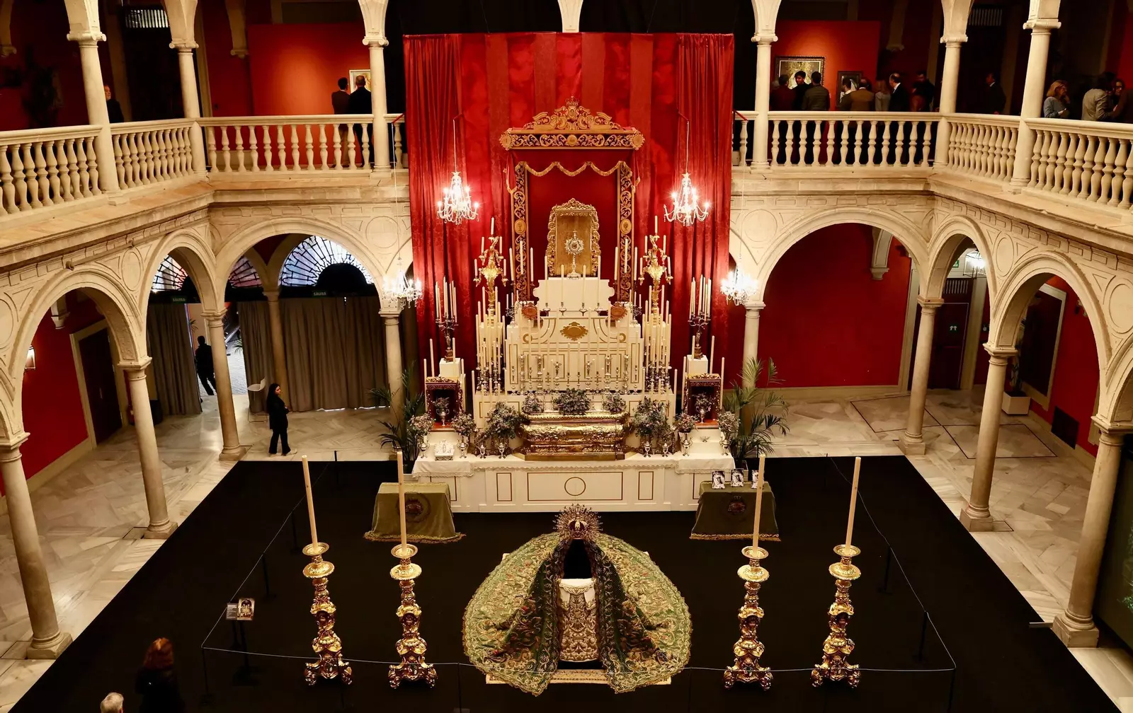 Recreación del altar montado en el primer besamanos de la Macarena.