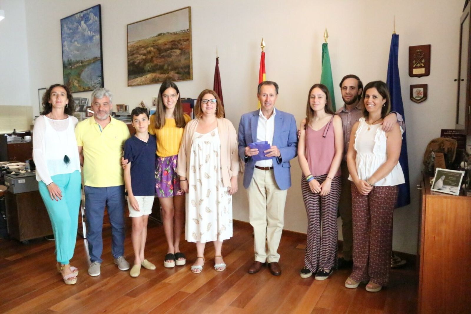 Foto de grupo tras el acto desarrollado en la Alcaldía.