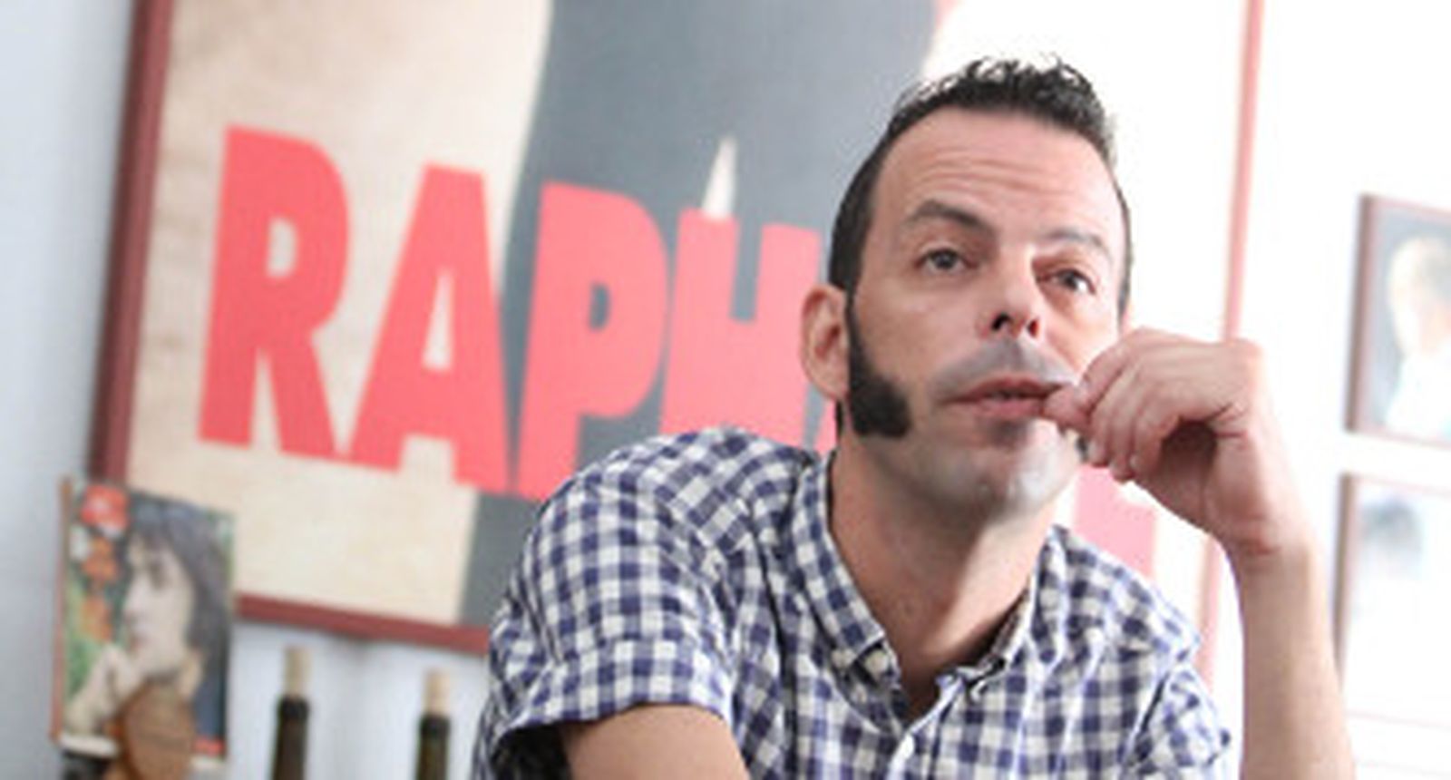 Jorge García López, en el bar Sacramento de la calle Feria. / Belén Vargas