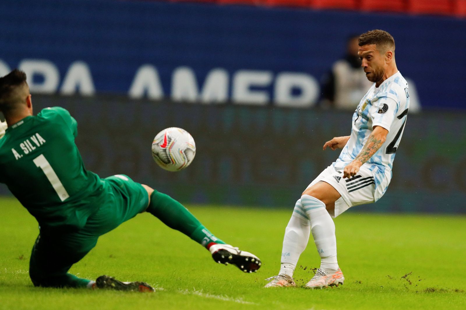 El Papu supera al meta de Paraguay con una sutil vaselina.