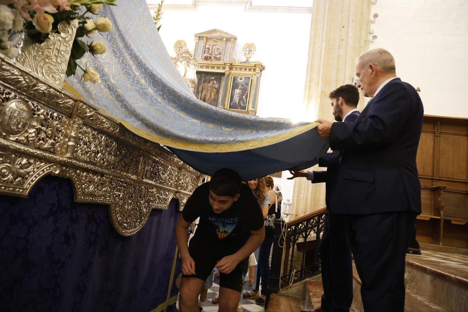 Las fotos del paso bajo el manto de la Virgen de la Luz de Tarifa