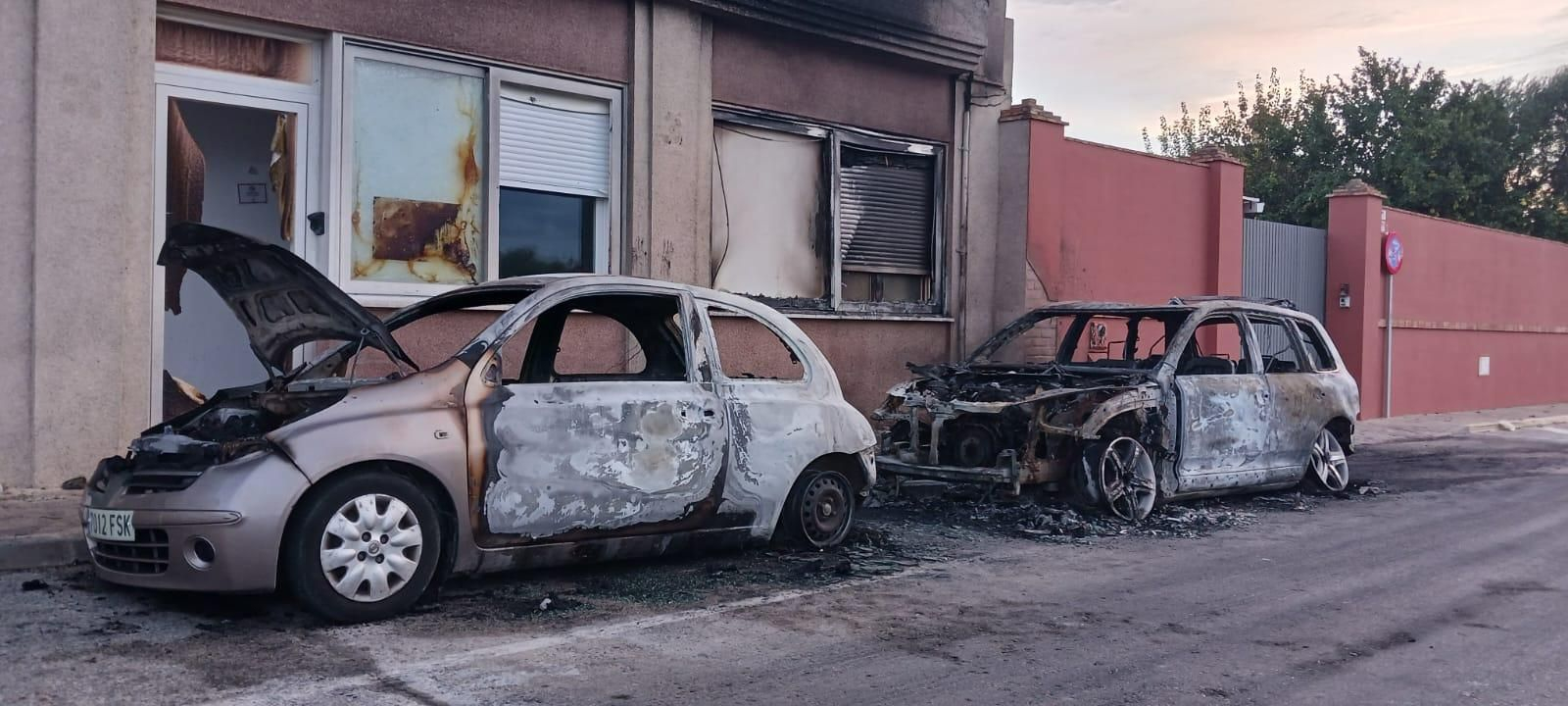 Aspecto de los dos vehículos calcinados en la mañana de este lunes.