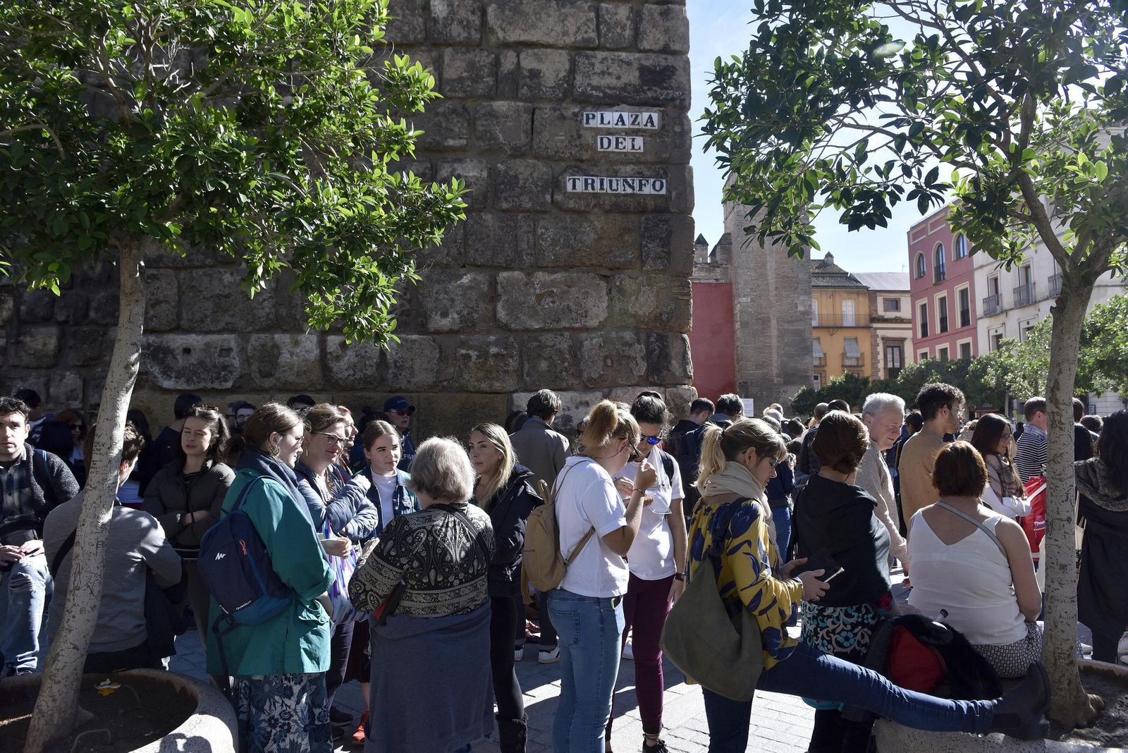Turistas en Sevilla en una jornada soleada.