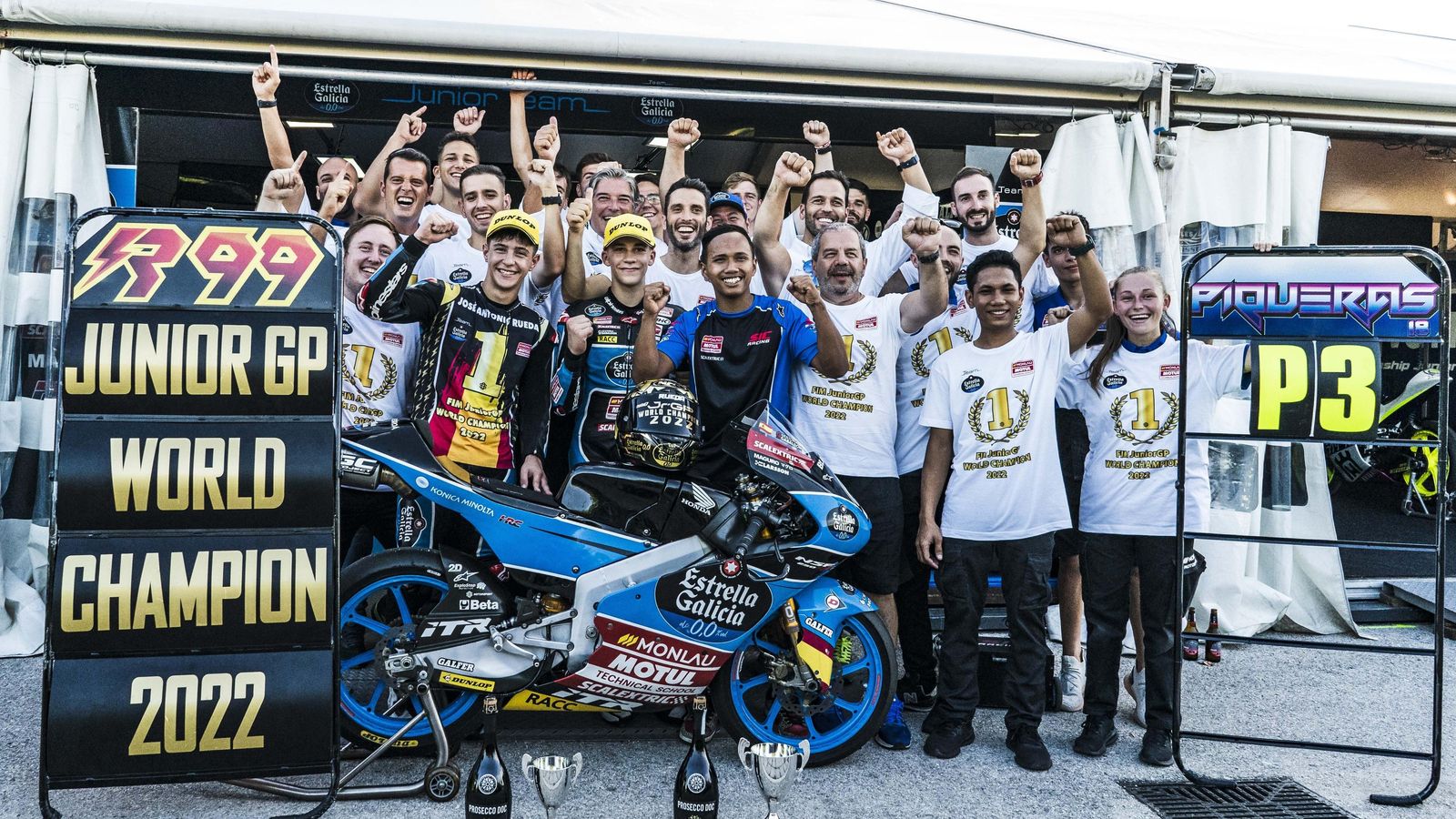 José Antonio Rueda, con los miembros de su equipo y el cartel de campeón mundial júnior.