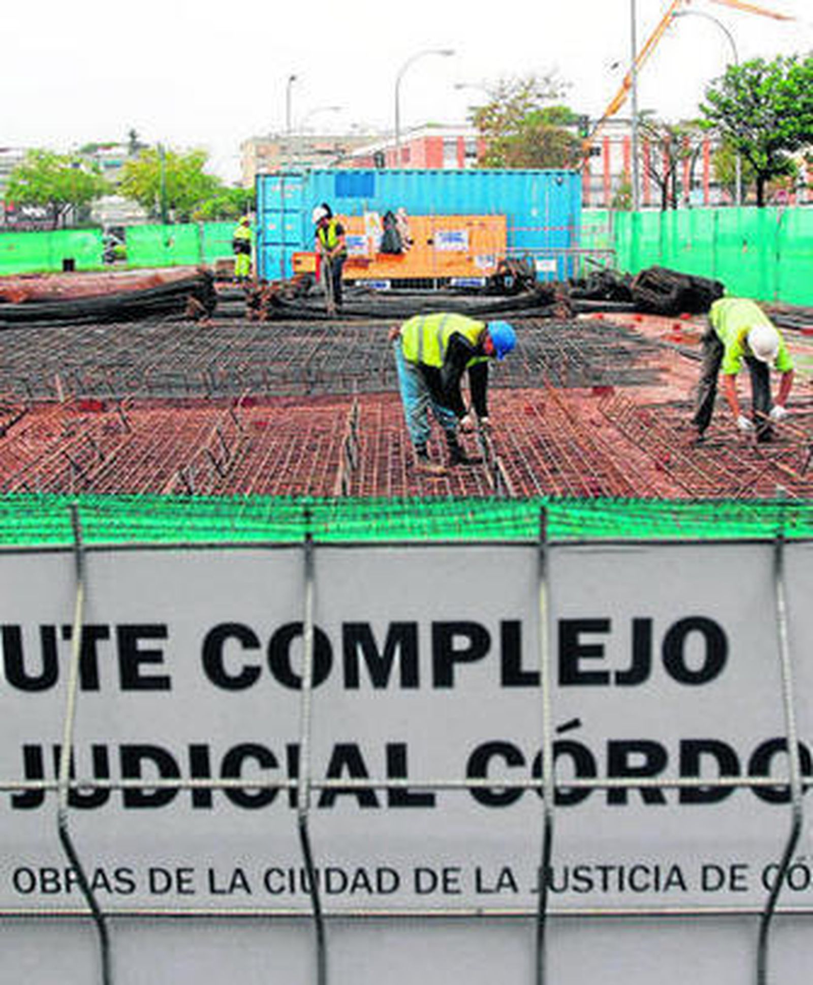 Obreros trabajan en las obras de la Ciudad de la Justicia de Córdoba.