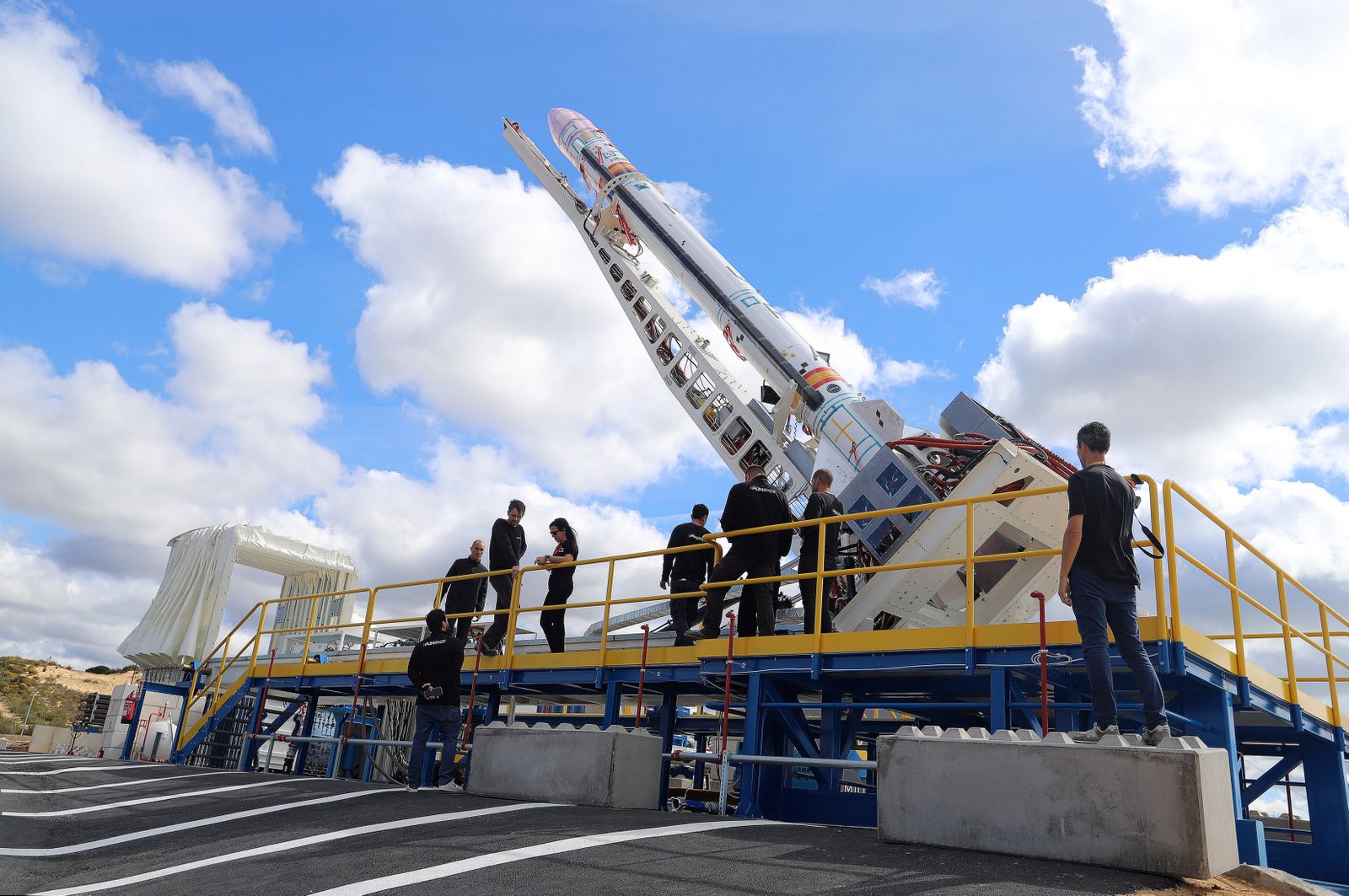 Imágenes de Pedro Sánchez en su visita al cohete Miura en la base espacial en Huelva