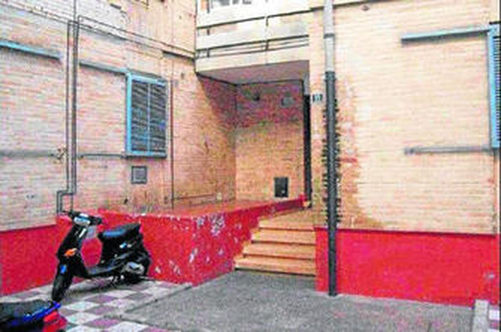 Uno de los portales de los bloques de la barriada de La Vid, en la zona alta de El Puerto.