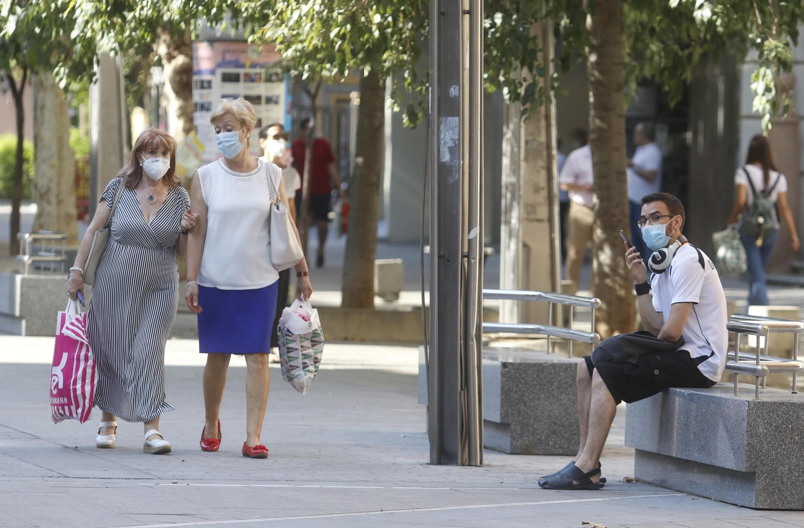 Personas pasean por el Bulevar.