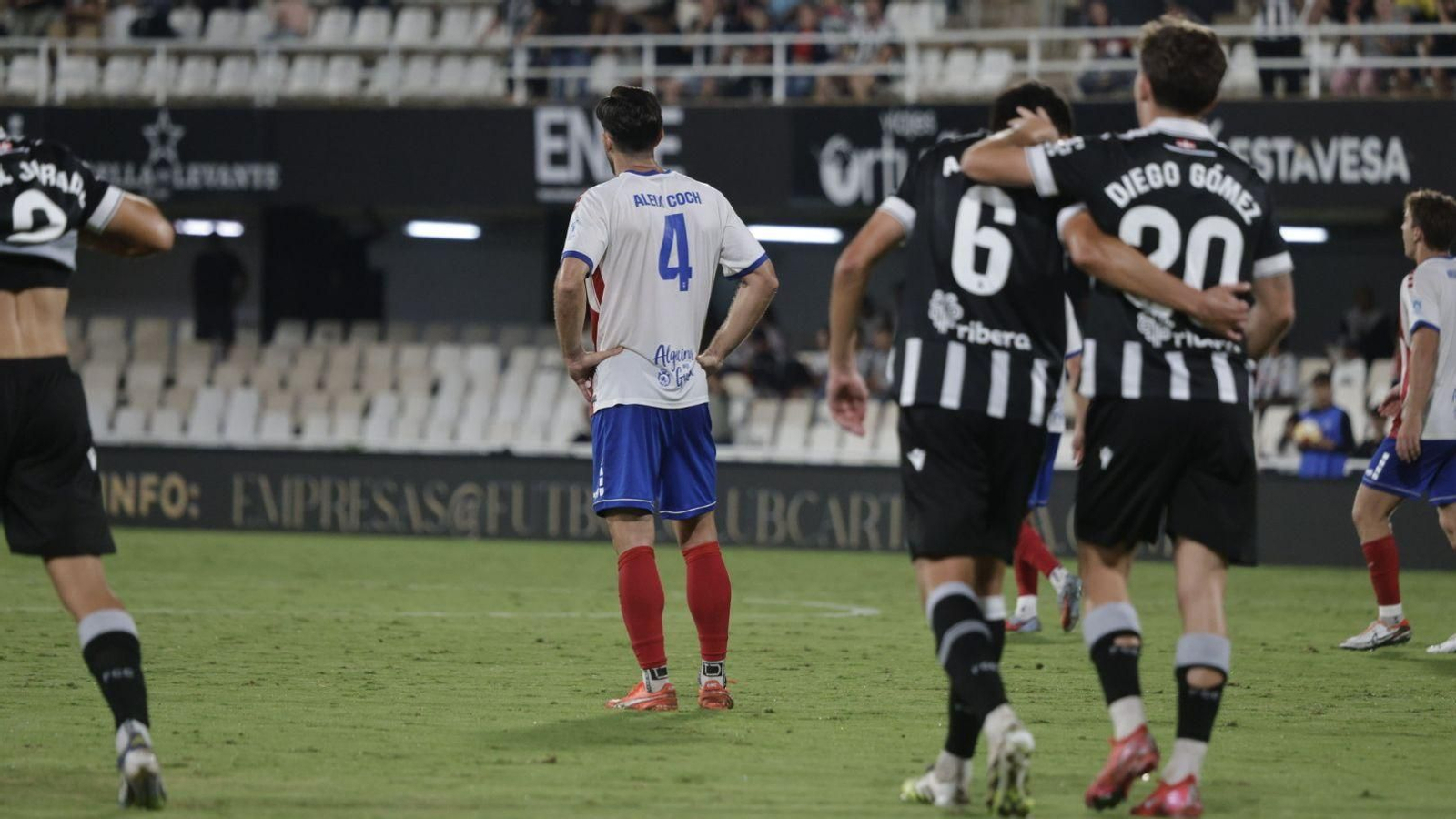 Aleix Coch, brazos en jarra, tras el gol en propia puerta en Cartagena.