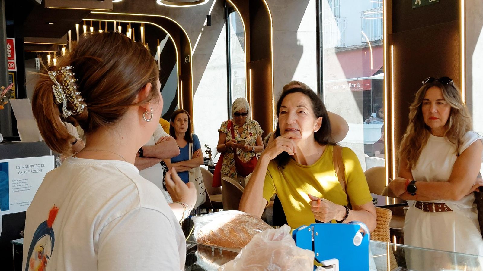 Los clientes hacen cola para comprar los productos de Domi Vélez