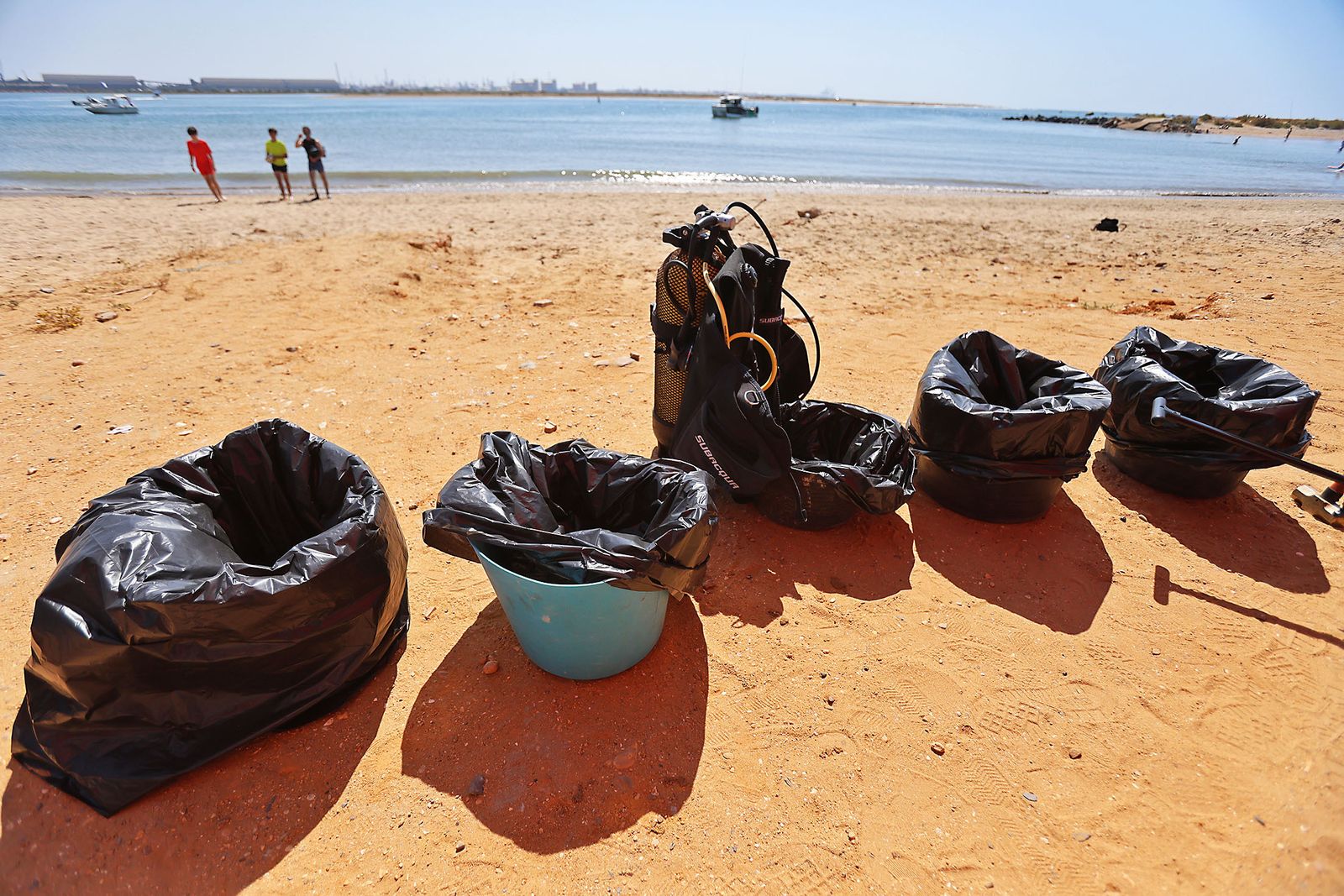 Imágenes de la gran recogida de residuos abandonados en el marco de la octava edición de '1m2 contra la basuraleza'. En la playa de la Canaleta.