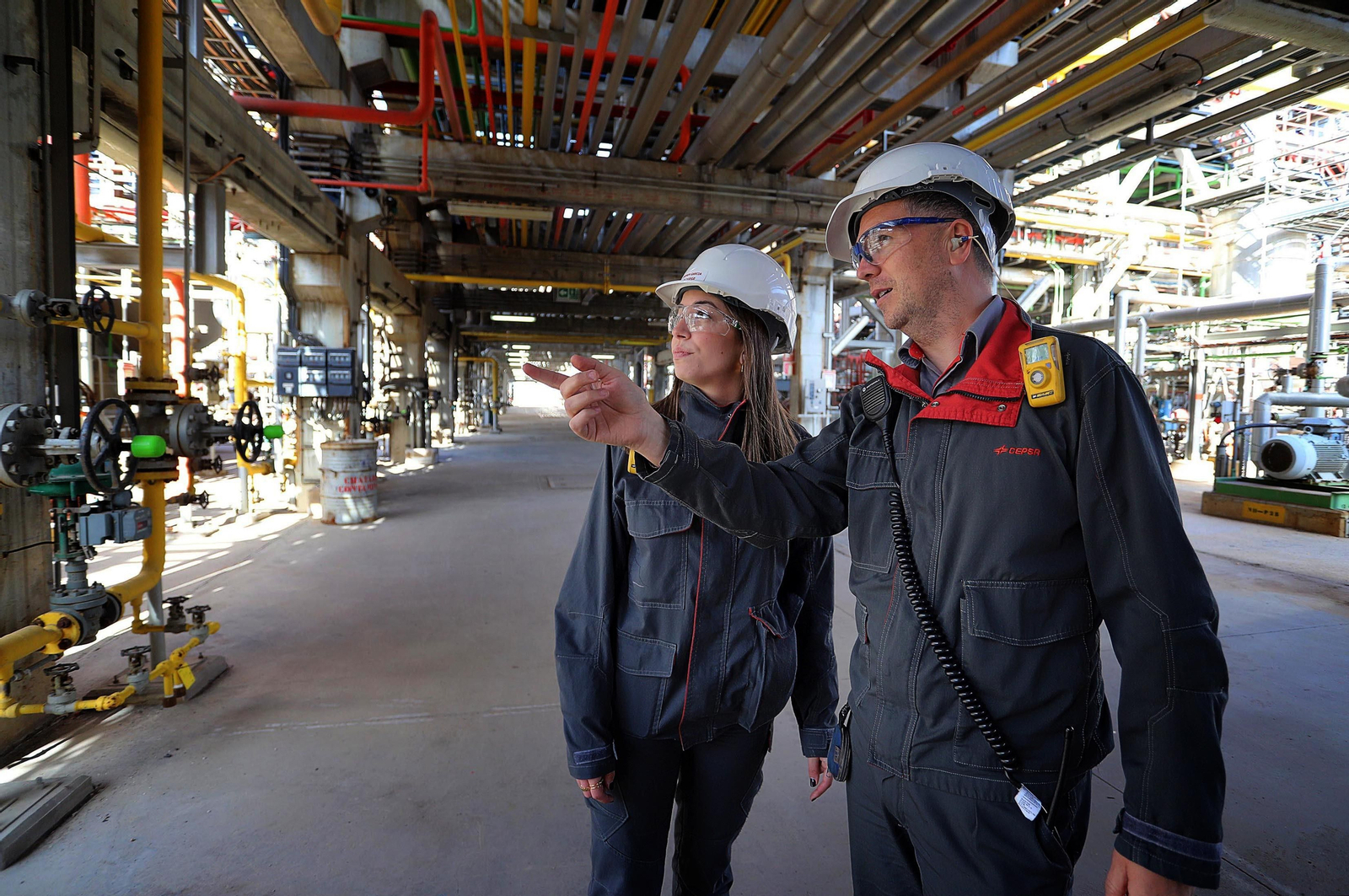 Cepsa fabrica combustible sostenible en el polo energético de La Rábida (Huelva) a partir de huesos de aceituna y otros residuos vegetales, en imágenes