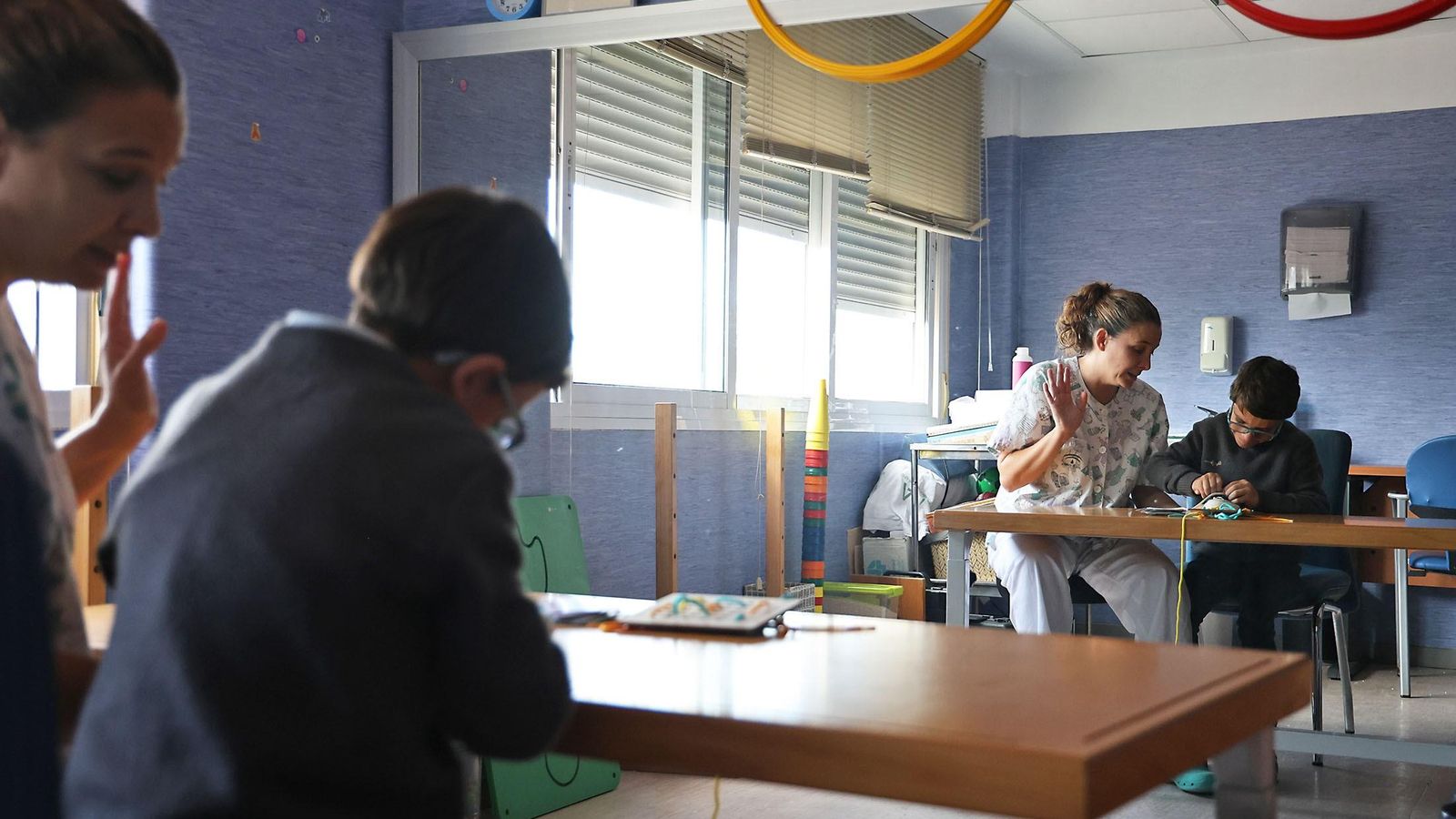 Cristina Santana, terapeuta ocupacional, y Leo Guerrero, durante una de las sesiones.