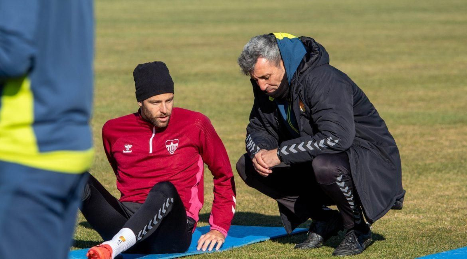 Óscar Álvarez conversa con un jugador durante un entrenamiento