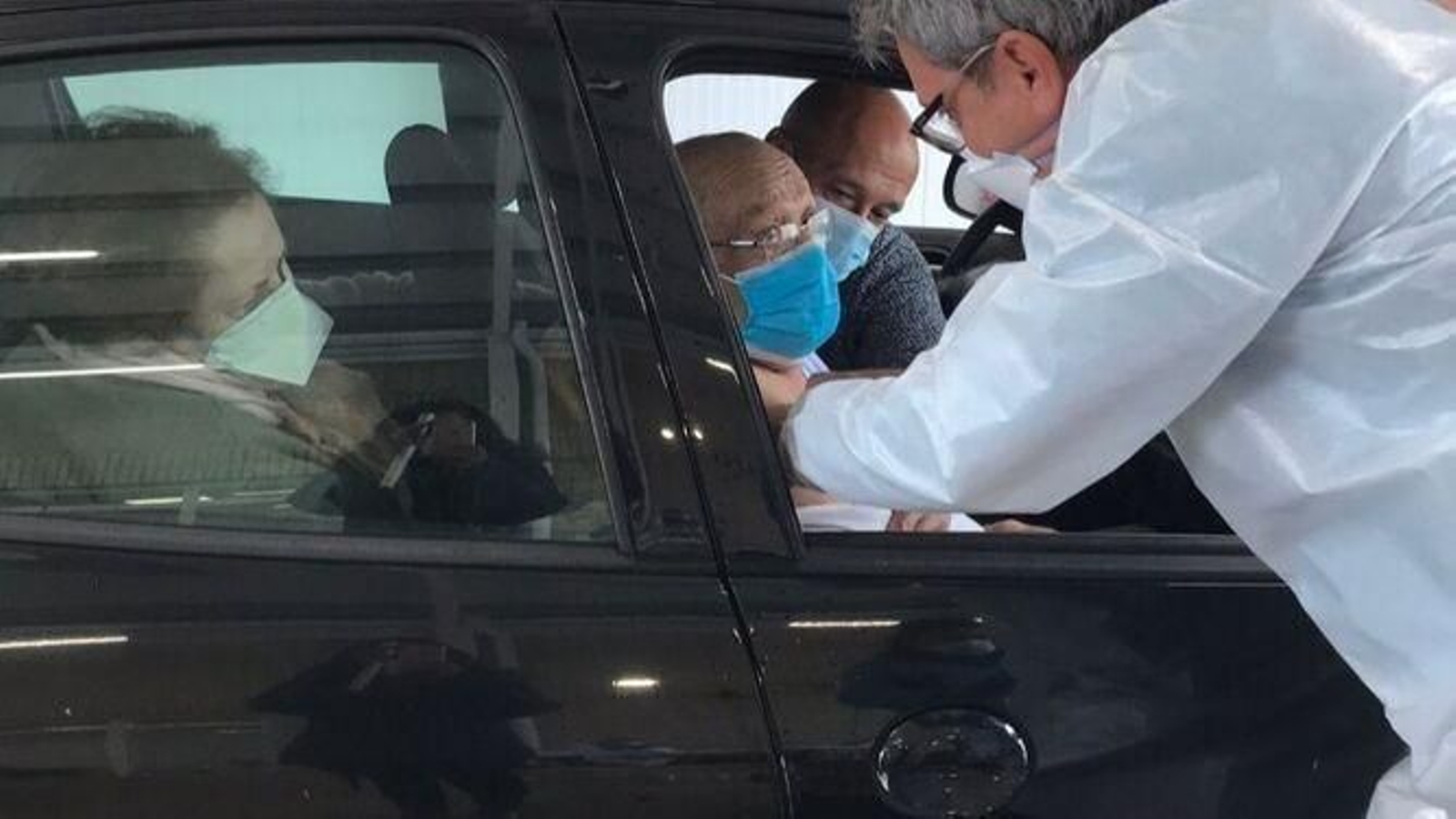 Imagen de personas mayores en un vehículo