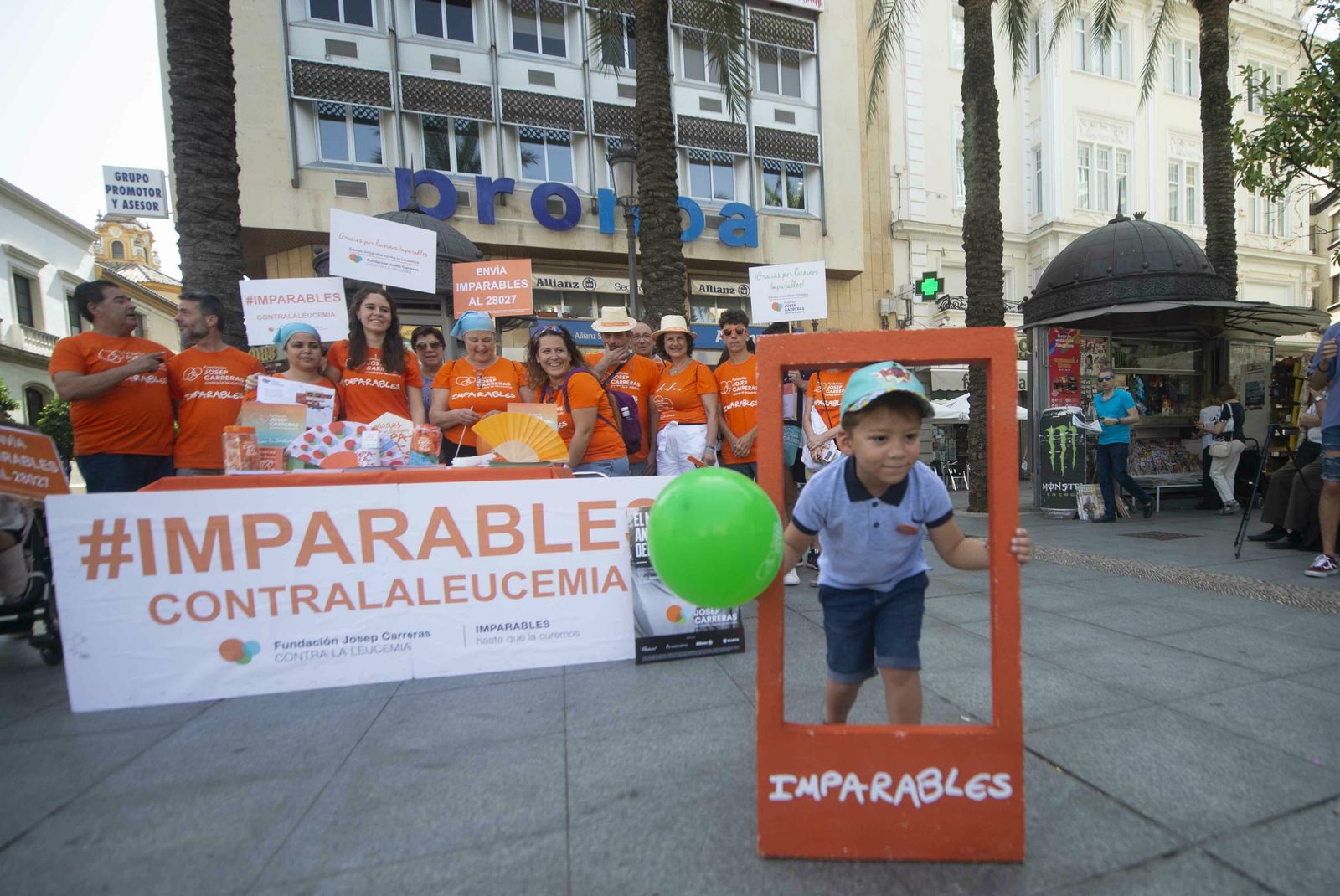 Asistentes al encuentro celebrado en la plaza de las Tendillas.