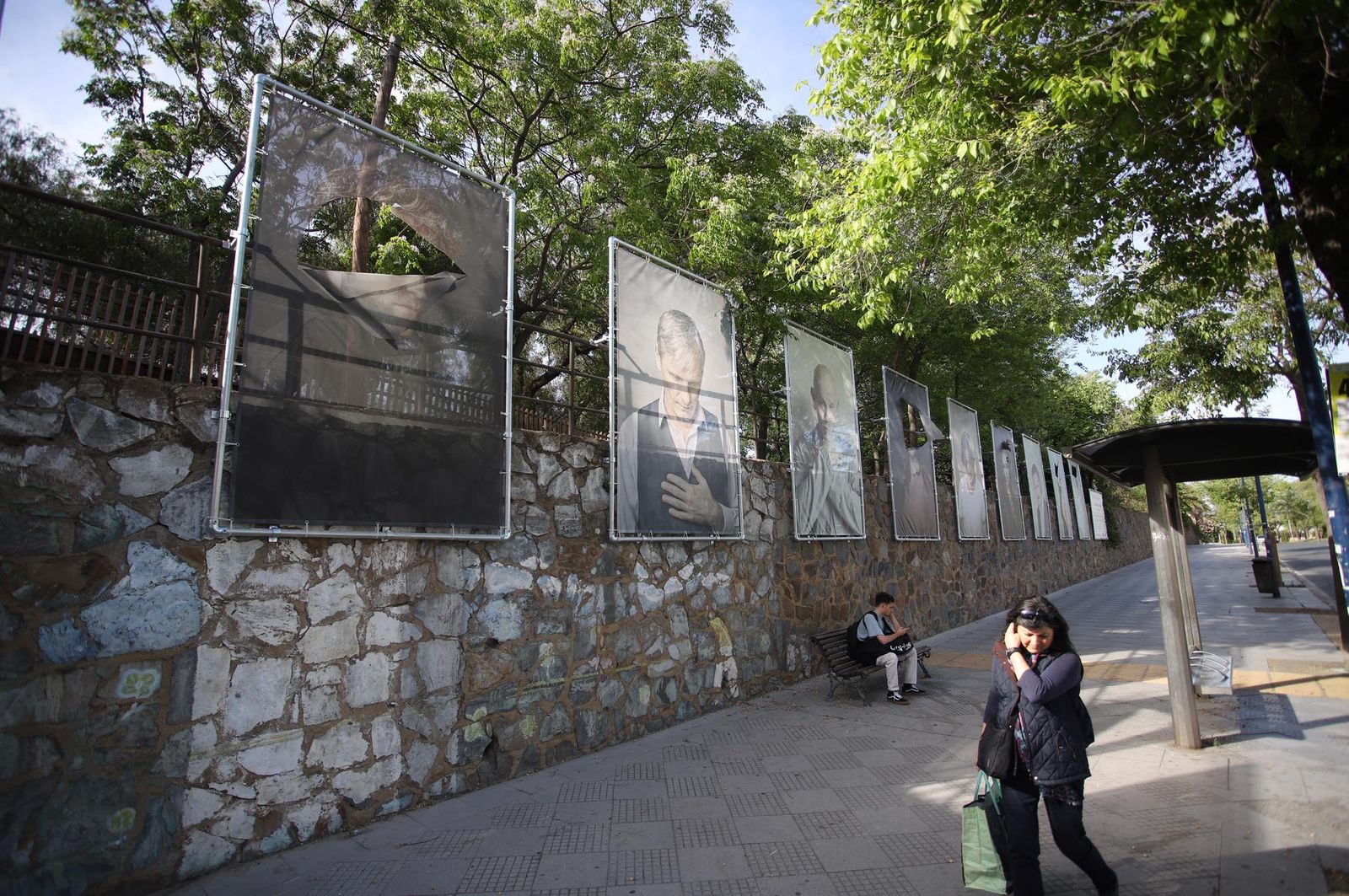 Imágenes  de los actos vandálicos en la exposición al aire libre de Jorge Fuembuena en la Avda Santa Marta